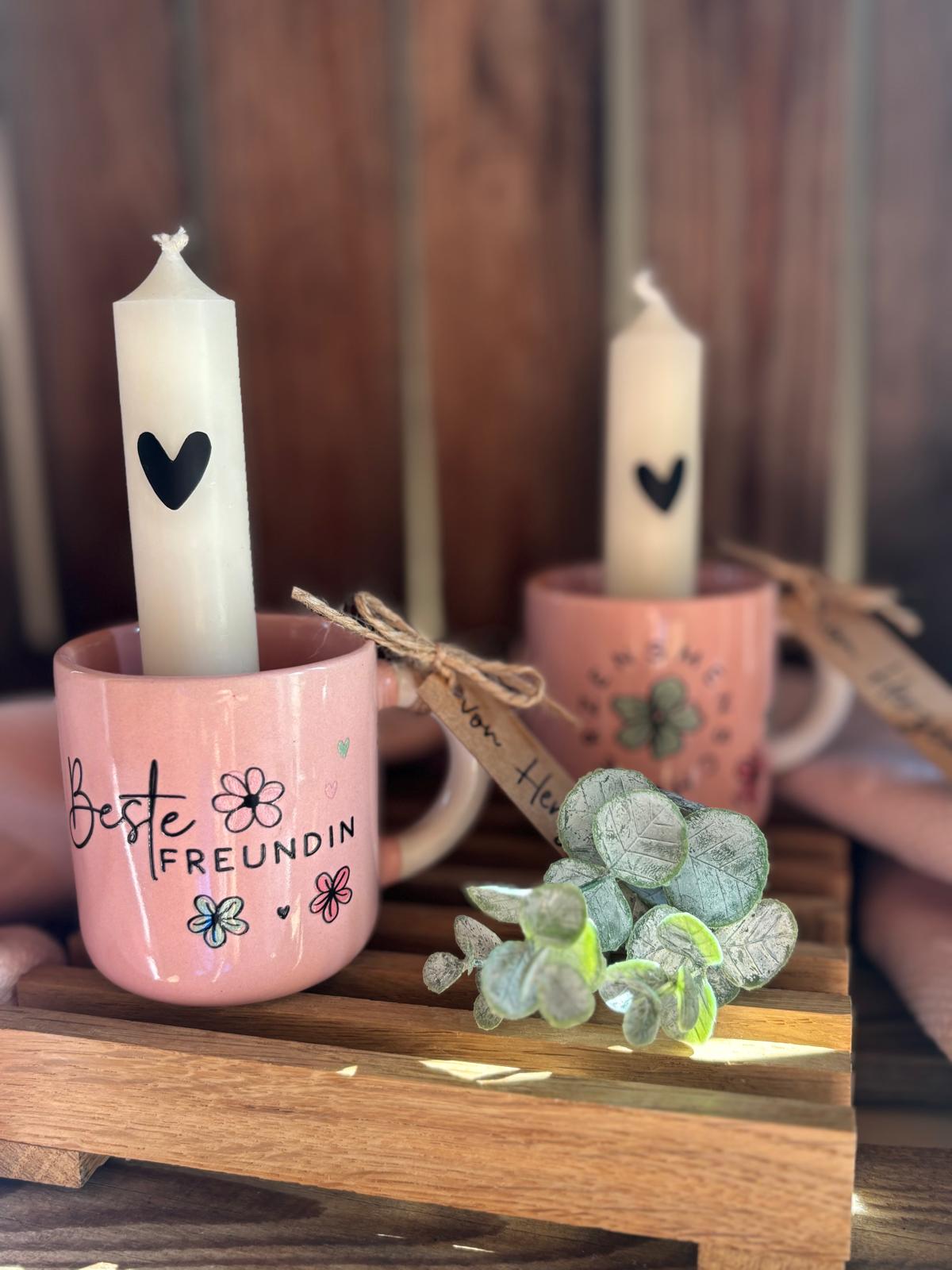 Rub On Aufkleber Beste Freundin A5 Warum du unsere Rub-Ons lieben wirst:  ✔ Randloser Premium-Look   ✔ Besondere Haptik   ✔ Präzise Platzierung dank transparenter Trägerfolie  ✔ Wasser- und kratzfest // Hitze- und UV-beständig   ✔ Starke Haftung auf Glas, Keramik, Holz, Raysin u.v.m.  ✔ Langlebig und hochwertig verarbeitet  ✔ Auch gewerblich nutzbar – keine zusätzliche Lizenz nötig