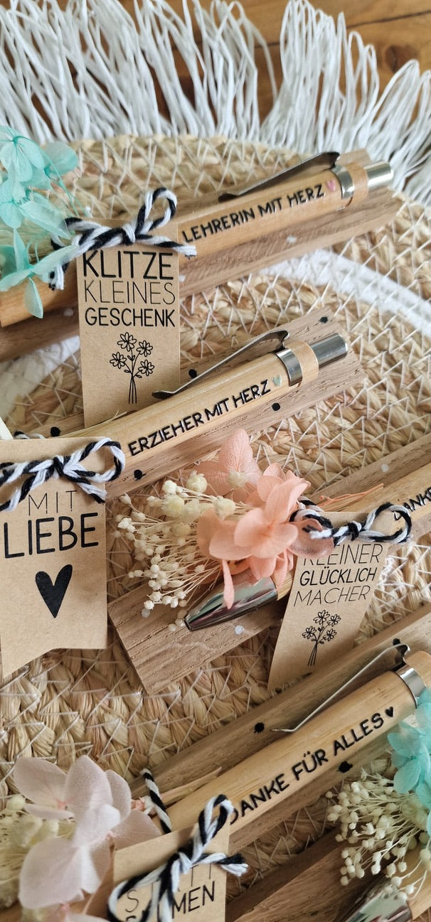 Rub On Aufkleber Lehrerin mit Herz Mini zB für Kugelschreiber Warum du unsere Rub-Ons lieben wirst:  ✔ Randloser Premium-Look   ✔ Besondere Haptik   ✔ Präzise Platzierung dank transparenter Trägerfolie  ✔ Wasser- und kratzfest // Hitze- und UV-beständig   ✔ Starke Haftung auf Glas, Keramik, Holz, Raysin u.v.m.  ✔ Langlebig und hochwertig verarbeitet  ✔ Auch gewerblich nutzbar – keine zusätzliche Lizenz nötig