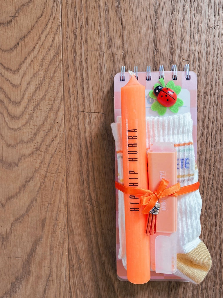 Kerzenfolie Transfer Kerze Sprüche Mix Warum du unsere Kerzenfolie lieben wirst:  ✔ Edle Premium-Folie mit hochwertiger Optik  ✔ Speziell für Kerzen entwickelt   ✔ Aktivierung des Klebers ganz einfach mit Wasser   ✔ Wischfest und langlebig bei sorgfältiger Verarbeitung  ✔ Besonders elastisch – passt sich Kerzenoberfläche optimal an  ✔ Gewerblich nutzbar – keine zusätzliche Lizenz nötig