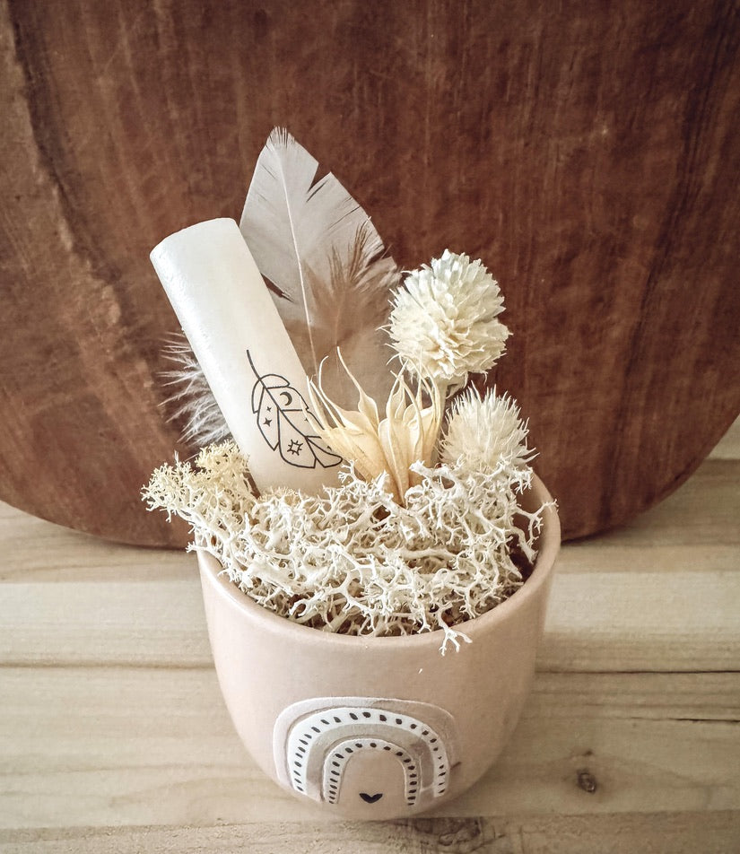 Kerzenfolie Boho für DIY Stumpen Warum du unsere Kerzenfolie lieben wirst:  ✔ Edle Premium-Folie mit hochwertiger Optik  ✔ Speziell für Kerzen entwickelt   ✔ Aktivierung des Klebers ganz einfach mit Wasser   ✔ Wischfest und langlebig bei sorgfältiger Verarbeitung  ✔ Besonders elastisch – passt sich Kerzenoberfläche optimal an  ✔ Gewerblich nutzbar – keine zusätzliche Lizenz nötig