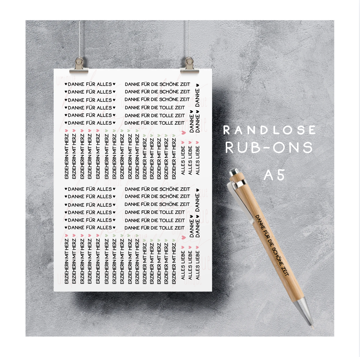 Rub On Aufkleber Lehrerin mit Herz Mini zB für Kugelschreiber Warum du unsere Rub-Ons lieben wirst:  ✔ Randloser Premium-Look   ✔ Besondere Haptik   ✔ Präzise Platzierung dank transparenter Trägerfolie  ✔ Wasser- und kratzfest // Hitze- und UV-beständig   ✔ Starke Haftung auf Glas, Keramik, Holz, Raysin u.v.m.  ✔ Langlebig und hochwertig verarbeitet  ✔ Auch gewerblich nutzbar – keine zusätzliche Lizenz nötig