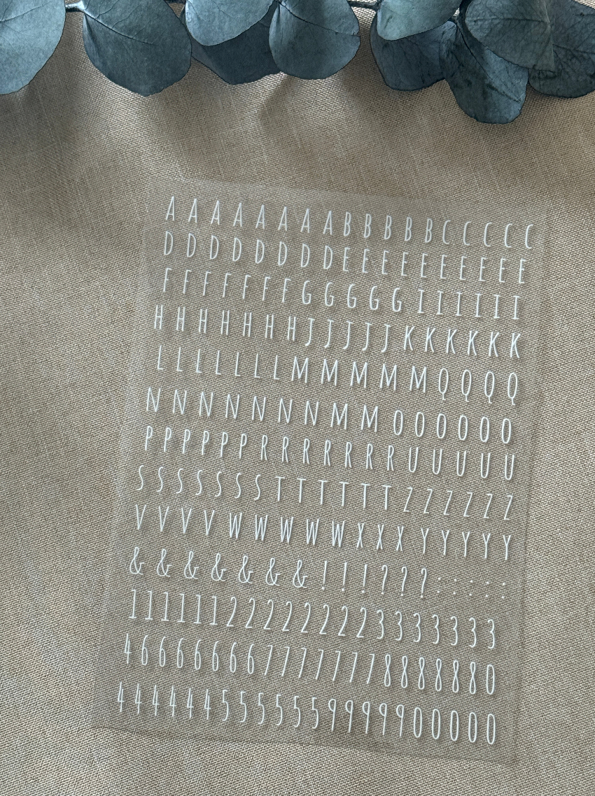 Rub On Aufkleber Buchstaben klein Alphabet A5 Warum du unsere Rub-Ons lieben wirst:  ✔ Randloser Premium-Look   ✔ Besondere Haptik   ✔ Präzise Platzierung dank transparenter Trägerfolie  ✔ Wasser- und kratzfest // Hitze- und UV-beständig   ✔ Starke Haftung auf Glas, Keramik, Holz, Raysin u.v.m.  ✔ Langlebig und hochwertig verarbeitet  ✔ Auch gewerblich nutzbar – keine zusätzliche Lizenz nötig