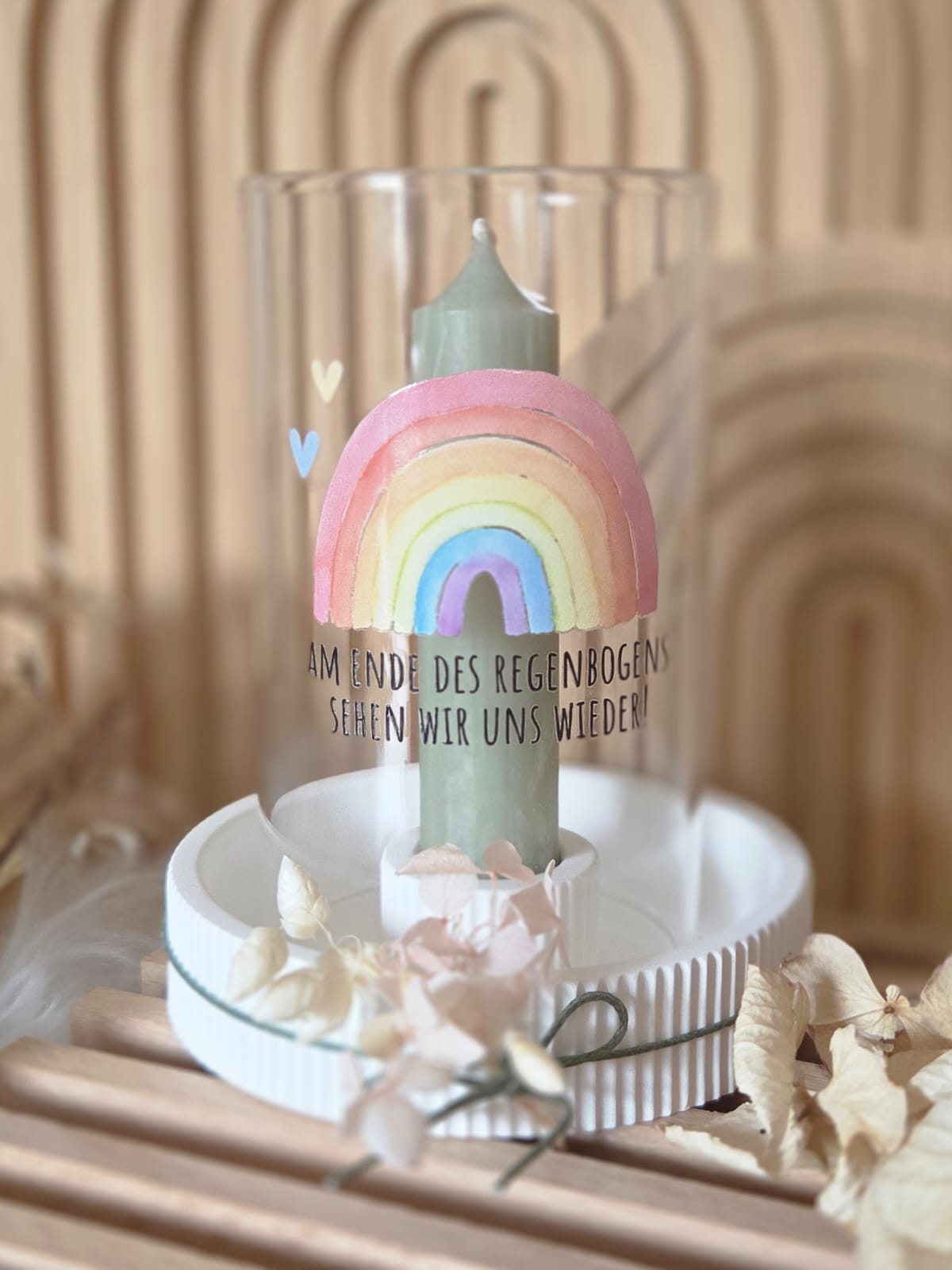 Rub On Aufkleber Trauer Regenbogen A5 Warum du unsere Rub-Ons lieben wirst:  ✔ Randloser Premium-Look   ✔ Besondere Haptik   ✔ Präzise Platzierung dank transparenter Trägerfolie  ✔ Wasser- und kratzfest // Hitze- und UV-beständig   ✔ Starke Haftung auf Glas, Keramik, Holz, Raysin u.v.m.  ✔ Langlebig und hochwertig verarbeitet  ✔ Auch gewerblich nutzbar – keine zusätzliche Lizenz nötig