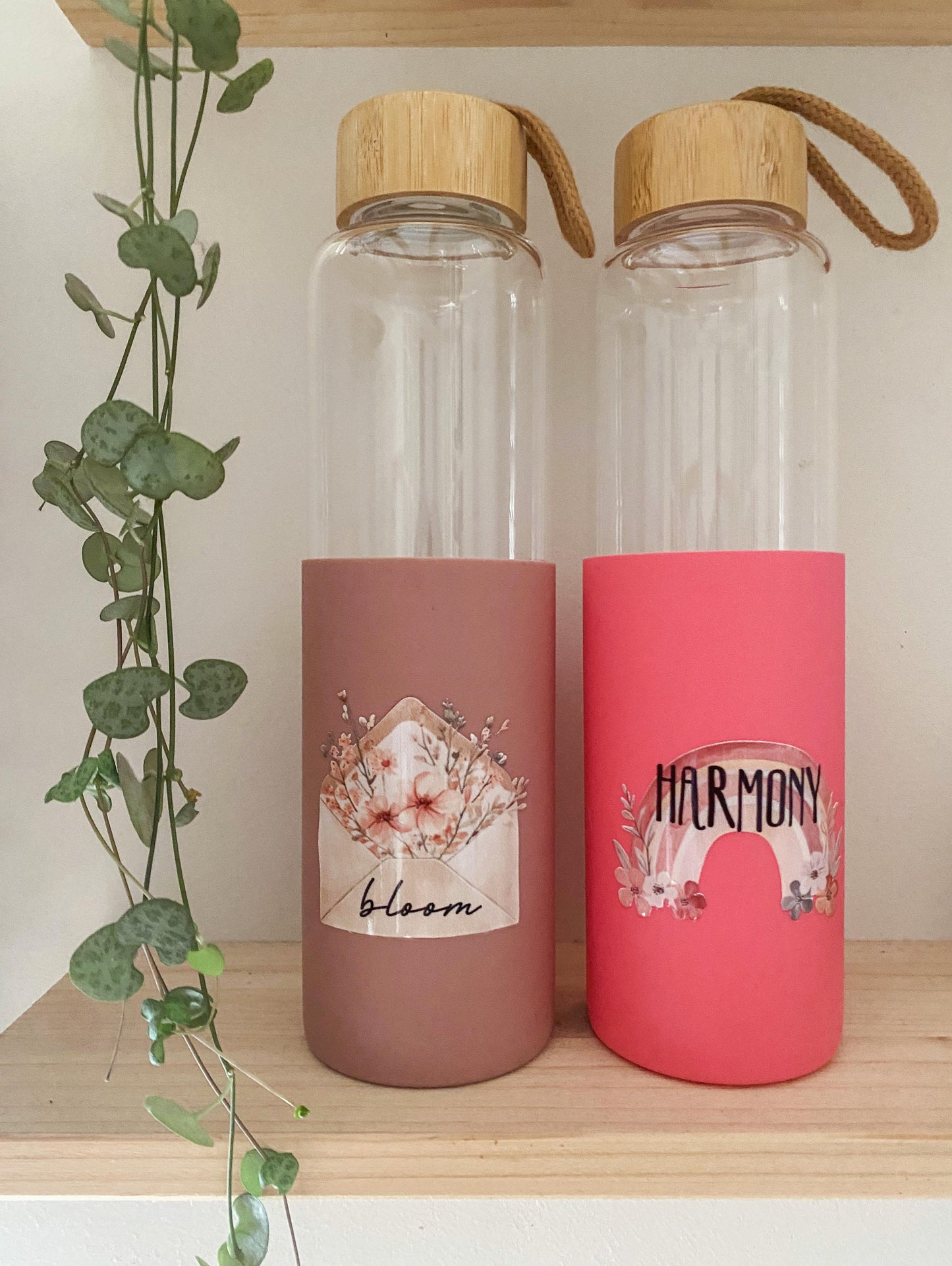 Rub On Aufkleber Boho A5 Deko  Warum du unsere Rub-Ons lieben wirst:  ✔ Randloser Premium-Look   ✔ Besondere Haptik   ✔ Präzise Platzierung dank transparenter Trägerfolie  ✔ Wasser- und kratzfest // Hitze- und UV-beständig   ✔ Starke Haftung auf Glas, Keramik, Holz, Raysin u.v.m.  ✔ Langlebig und hochwertig verarbeitet  ✔ Auch gewerblich nutzbar – keine zusätzliche Lizenz nötig