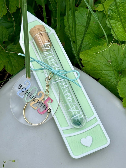 Rub On Aufkleber Reagenzglas Sprüche Wunscherfüller A5 Warum du unsere Rub-Ons lieben wirst:  ✔ Randloser Premium-Look   ✔ Besondere Haptik   ✔ Präzise Platzierung dank transparenter Trägerfolie  ✔ Wasser- und kratzfest // Hitze- und UV-beständig   ✔ Starke Haftung auf Glas, Keramik, Holz, Raysin u.v.m.  ✔ Langlebig und hochwertig verarbeitet  ✔ Auch gewerblich nutzbar – keine zusätzliche Lizenz nötig