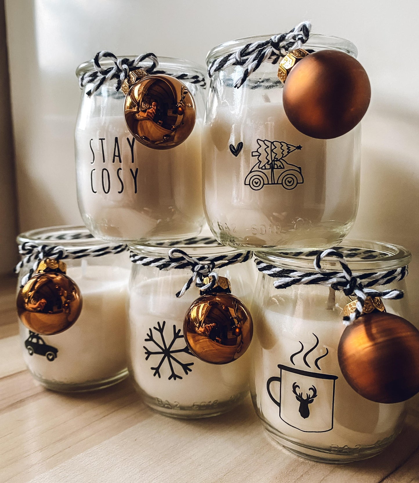 Rub On Aufkleber Skandi Christmas A5 Warum du unsere Rub-Ons lieben wirst:  ✔ Randloser Premium-Look   ✔ Besondere Haptik   ✔ Präzise Platzierung dank transparenter Trägerfolie  ✔ Wasser- und kratzfest // Hitze- und UV-beständig   ✔ Starke Haftung auf Glas, Keramik, Holz, Raysin u.v.m.  ✔ Langlebig und hochwertig verarbeitet  ✔ Auch gewerblich nutzbar – keine zusätzliche Lizenz nötig