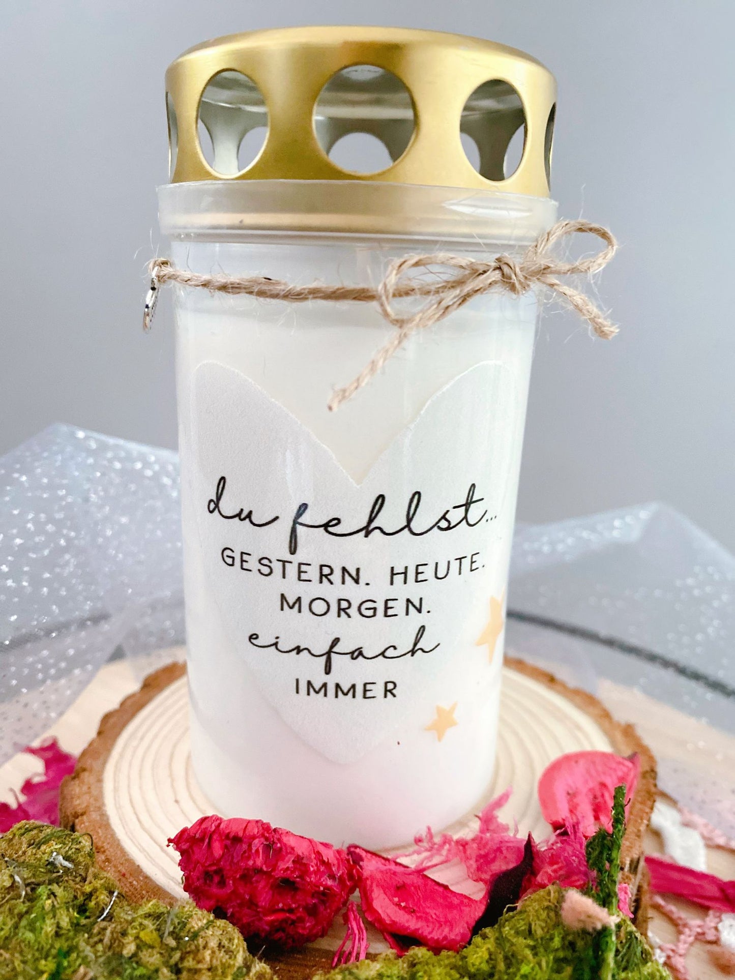 Rub On Aufkleber Trauer 2 Gedenk Licht A5 Warum du unsere Rub-Ons lieben wirst:  ✔ Randloser Premium-Look   ✔ Besondere Haptik   ✔ Präzise Platzierung dank transparenter Trägerfolie  ✔ Wasser- und kratzfest // Hitze- und UV-beständig   ✔ Starke Haftung auf Glas, Keramik, Holz, Raysin u.v.m.  ✔ Langlebig und hochwertig verarbeitet  ✔ Auch gewerblich nutzbar – keine zusätzliche Lizenz nötig