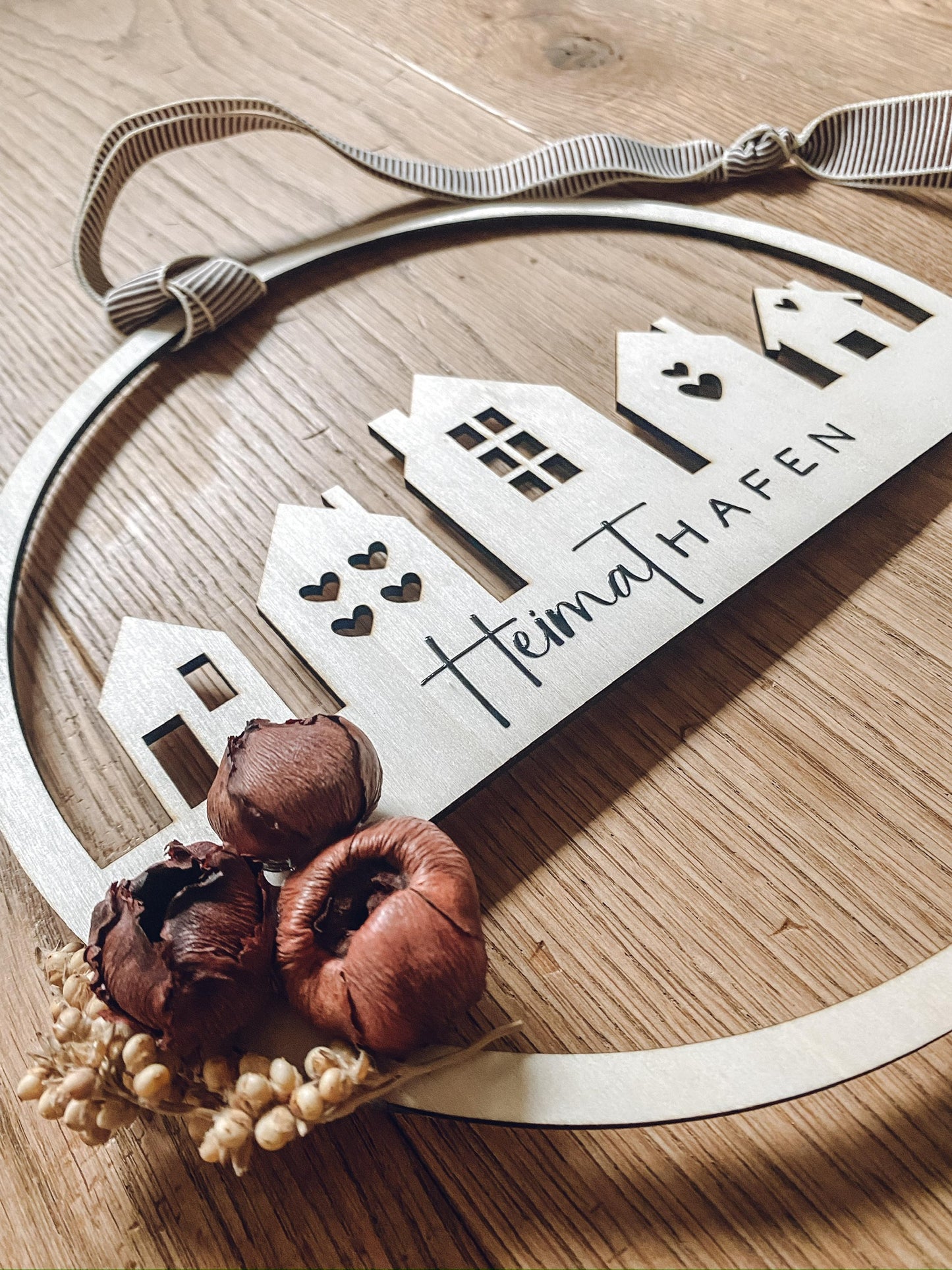 Rub On Aufkleber Heimathafen Küstenkind Maritim Ahoi A5 Warum du unsere Rub-Ons lieben wirst:  ✔ Randloser Premium-Look   ✔ Besondere Haptik   ✔ Präzise Platzierung dank transparenter Trägerfolie  ✔ Wasser- und kratzfest // Hitze- und UV-beständig   ✔ Starke Haftung auf Glas, Keramik, Holz, Raysin u.v.m.  ✔ Langlebig und hochwertig verarbeitet  ✔ Auch gewerblich nutzbar – keine zusätzliche Lizenz nötig