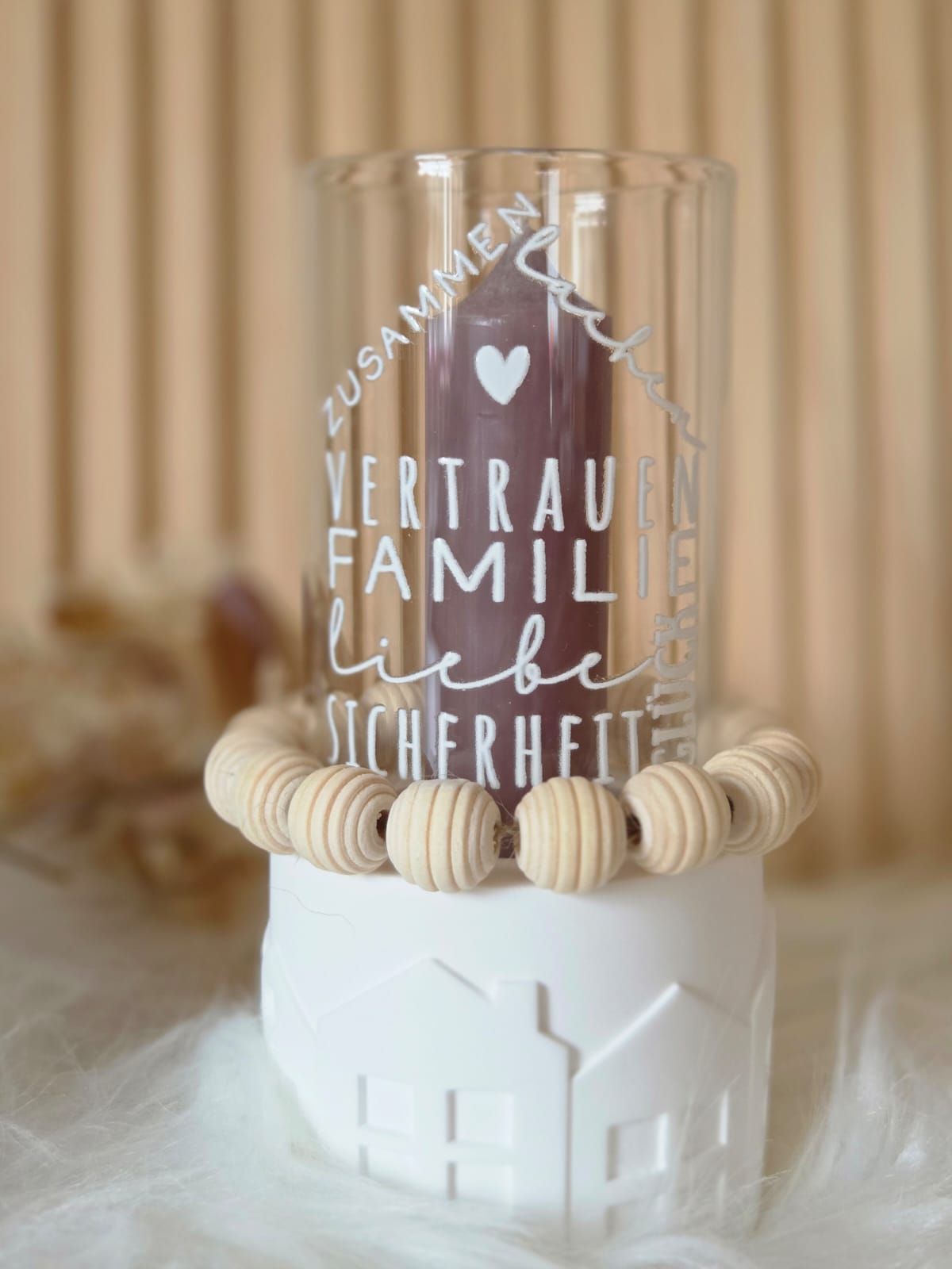 Rub On Aufkleber Familie A5 Warum du unsere Rub-Ons lieben wirst:  ✔ Randloser Premium-Look   ✔ Besondere Haptik   ✔ Präzise Platzierung dank transparenter Trägerfolie  ✔ Wasser- und kratzfest // Hitze- und UV-beständig   ✔ Starke Haftung auf Glas, Keramik, Holz, Raysin u.v.m.  ✔ Langlebig und hochwertig verarbeitet  ✔ Auch gewerblich nutzbar – keine zusätzliche Lizenz nötig