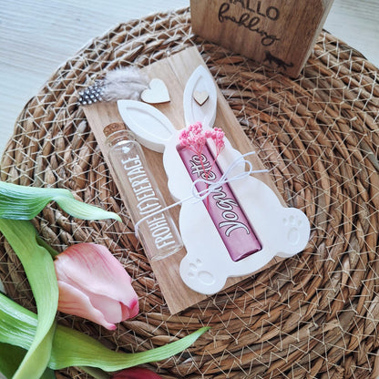 Rub On Aufkleber Schriftzüge Frohe Ostern 2.0 A5 Warum du unsere Rub-Ons lieben wirst:  ✔ Randloser Premium-Look   ✔ Besondere Haptik   ✔ Präzise Platzierung dank transparenter Trägerfolie  ✔ Wasser- und kratzfest // Hitze- und UV-beständig   ✔ Starke Haftung auf Glas, Keramik, Holz, Raysin u.v.m.  ✔ Langlebig und hochwertig verarbeitet  ✔ Auch gewerblich nutzbar – keine zusätzliche Lizenz nötig