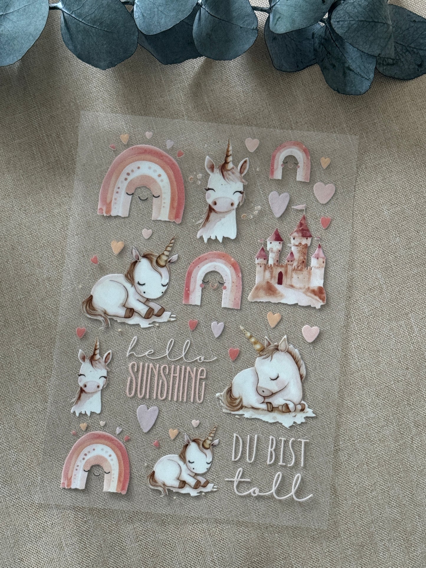 Rub On Aufkleber Einhörner A5 Warum du unsere Rub-Ons lieben wirst:  ✔ Randloser Premium-Look   ✔ Besondere Haptik   ✔ Präzise Platzierung dank transparenter Trägerfolie  ✔ Wasser- und kratzfest // Hitze- und UV-beständig   ✔ Starke Haftung auf Glas, Keramik, Holz, Raysin u.v.m.  ✔ Langlebig und hochwertig verarbeitet  ✔ Auch gewerblich nutzbar – keine zusätzliche Lizenz nötig