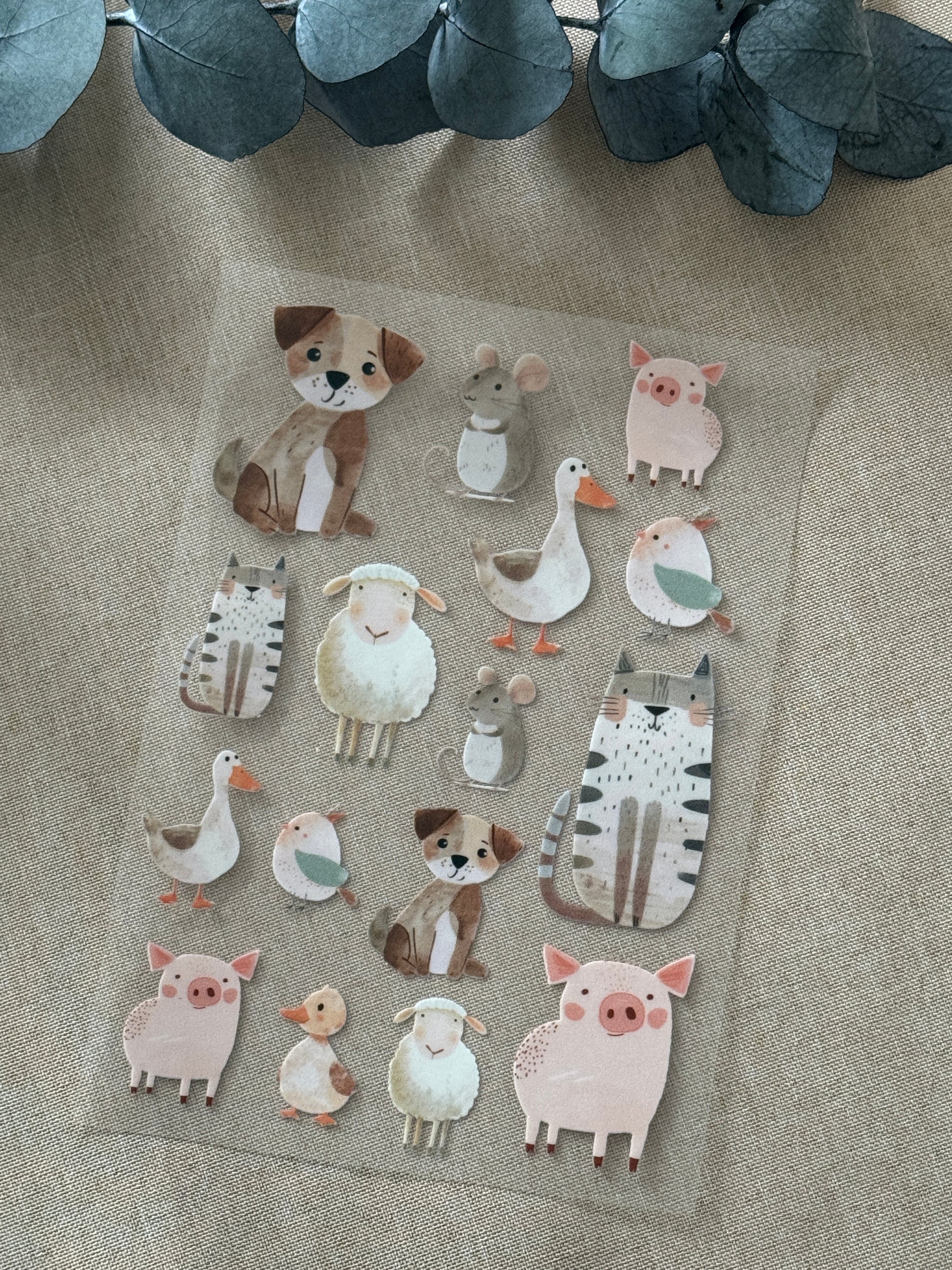 Rub On Aufkleber Bauernhof A5 Warum du unsere Rub-Ons lieben wirst:  ✔ Randloser Premium-Look   ✔ Besondere Haptik   ✔ Präzise Platzierung dank transparenter Trägerfolie  ✔ Wasser- und kratzfest // Hitze- und UV-beständig   ✔ Starke Haftung auf Glas, Keramik, Holz, Raysin u.v.m.  ✔ Langlebig und hochwertig verarbeitet  ✔ Auch gewerblich nutzbar – keine zusätzliche Lizenz nötig