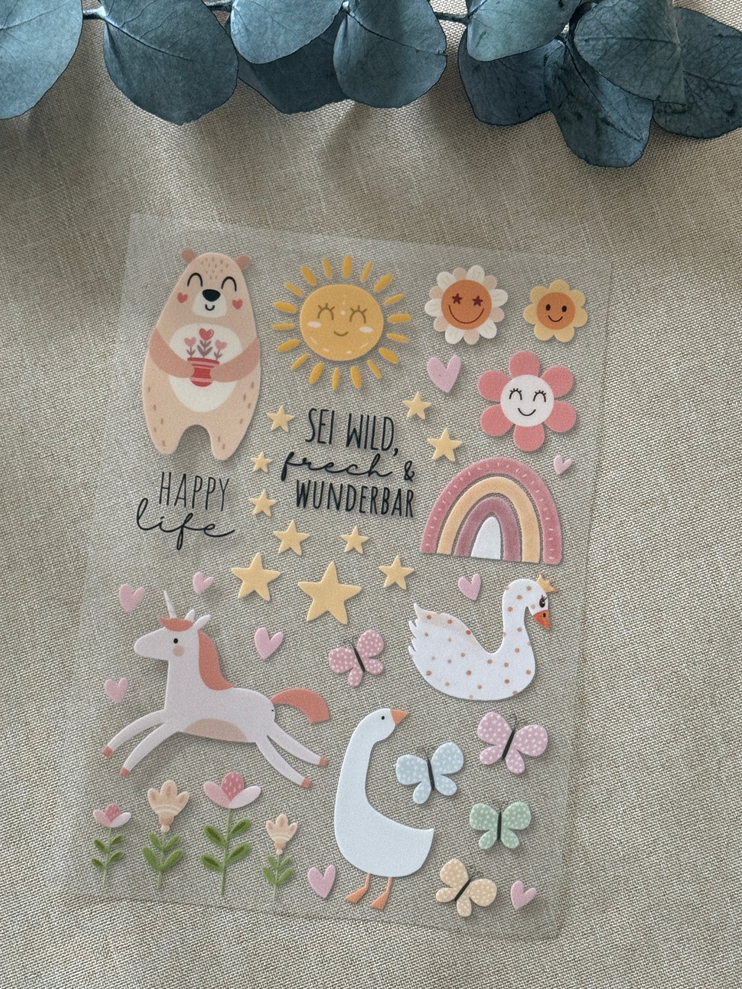 Rub On Aufkleber Mädchen A5 DIY-Handwerk Warum du unsere Rub-Ons lieben wirst:  ✔ Randloser Premium-Look   ✔ Besondere Haptik   ✔ Präzise Platzierung dank transparenter Trägerfolie  ✔ Wasser- und kratzfest // Hitze- und UV-beständig   ✔ Starke Haftung auf Glas, Keramik, Holz, Raysin u.v.m.  ✔ Langlebig und hochwertig verarbeitet  ✔ Auch gewerblich nutzbar – keine zusätzliche Lizenz nötig