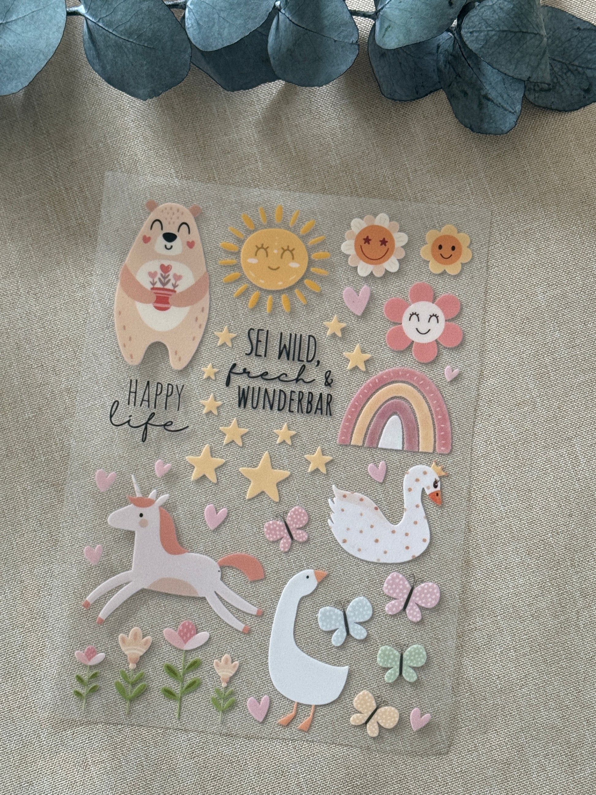 Rub On Aufkleber Mädchen A5 DIY-Handwerk Warum du unsere Rub-Ons lieben wirst:  ✔ Randloser Premium-Look   ✔ Besondere Haptik   ✔ Präzise Platzierung dank transparenter Trägerfolie  ✔ Wasser- und kratzfest // Hitze- und UV-beständig   ✔ Starke Haftung auf Glas, Keramik, Holz, Raysin u.v.m.  ✔ Langlebig und hochwertig verarbeitet  ✔ Auch gewerblich nutzbar – keine zusätzliche Lizenz nötig