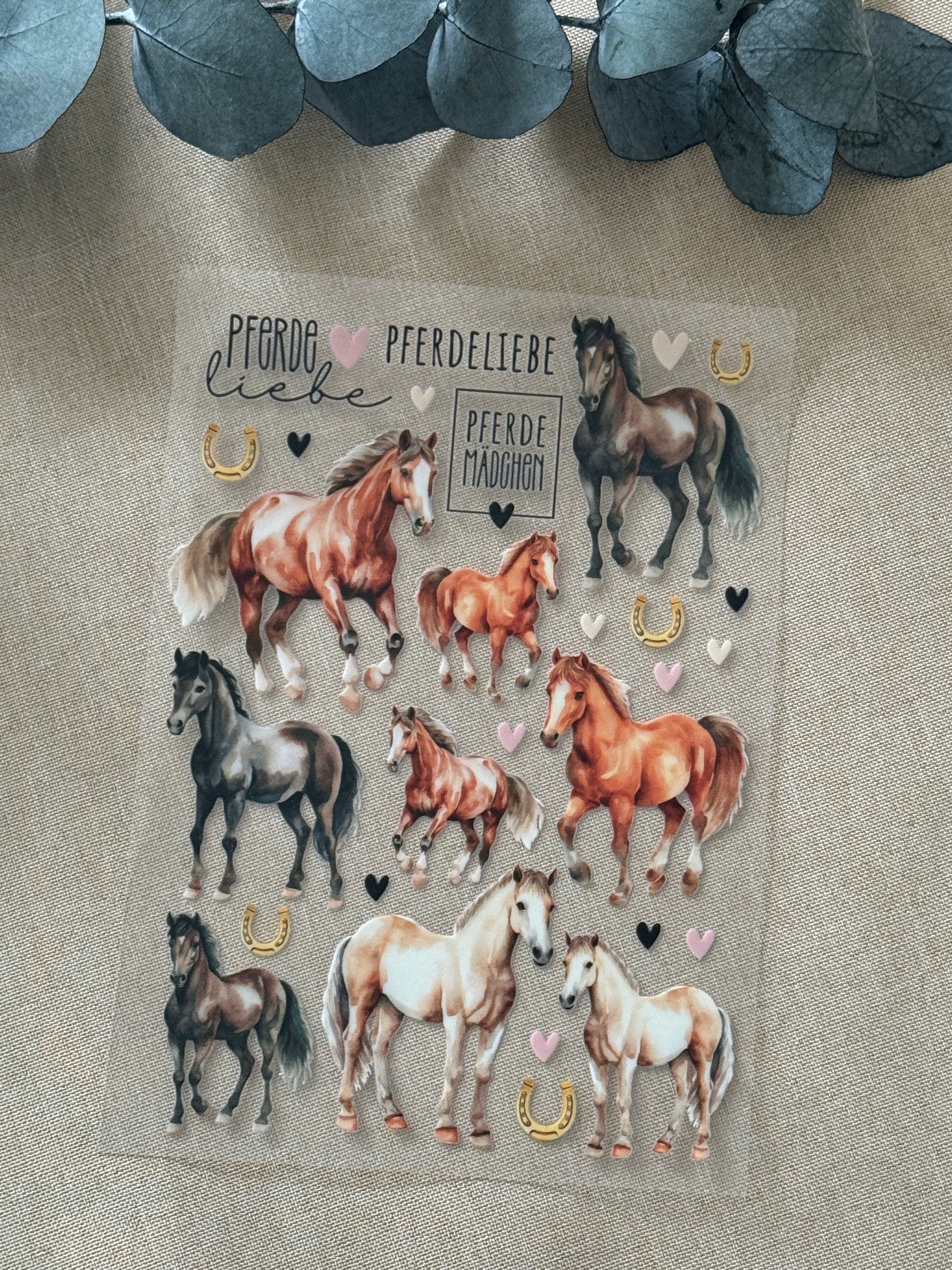 Rub On Aufkleber Pferde A5 Warum du unsere Rub-Ons lieben wirst:  ✔ Randloser Premium-Look   ✔ Besondere Haptik   ✔ Präzise Platzierung dank transparenter Trägerfolie  ✔ Wasser- und kratzfest // Hitze- und UV-beständig   ✔ Starke Haftung auf Glas, Keramik, Holz, Raysin u.v.m.  ✔ Langlebig und hochwertig verarbeitet  ✔ Auch gewerblich nutzbar – keine zusätzliche Lizenz nötig