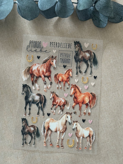 Rub On Aufkleber Pferde A5 Warum du unsere Rub-Ons lieben wirst:  ✔ Randloser Premium-Look   ✔ Besondere Haptik   ✔ Präzise Platzierung dank transparenter Trägerfolie  ✔ Wasser- und kratzfest // Hitze- und UV-beständig   ✔ Starke Haftung auf Glas, Keramik, Holz, Raysin u.v.m.  ✔ Langlebig und hochwertig verarbeitet  ✔ Auch gewerblich nutzbar – keine zusätzliche Lizenz nötig