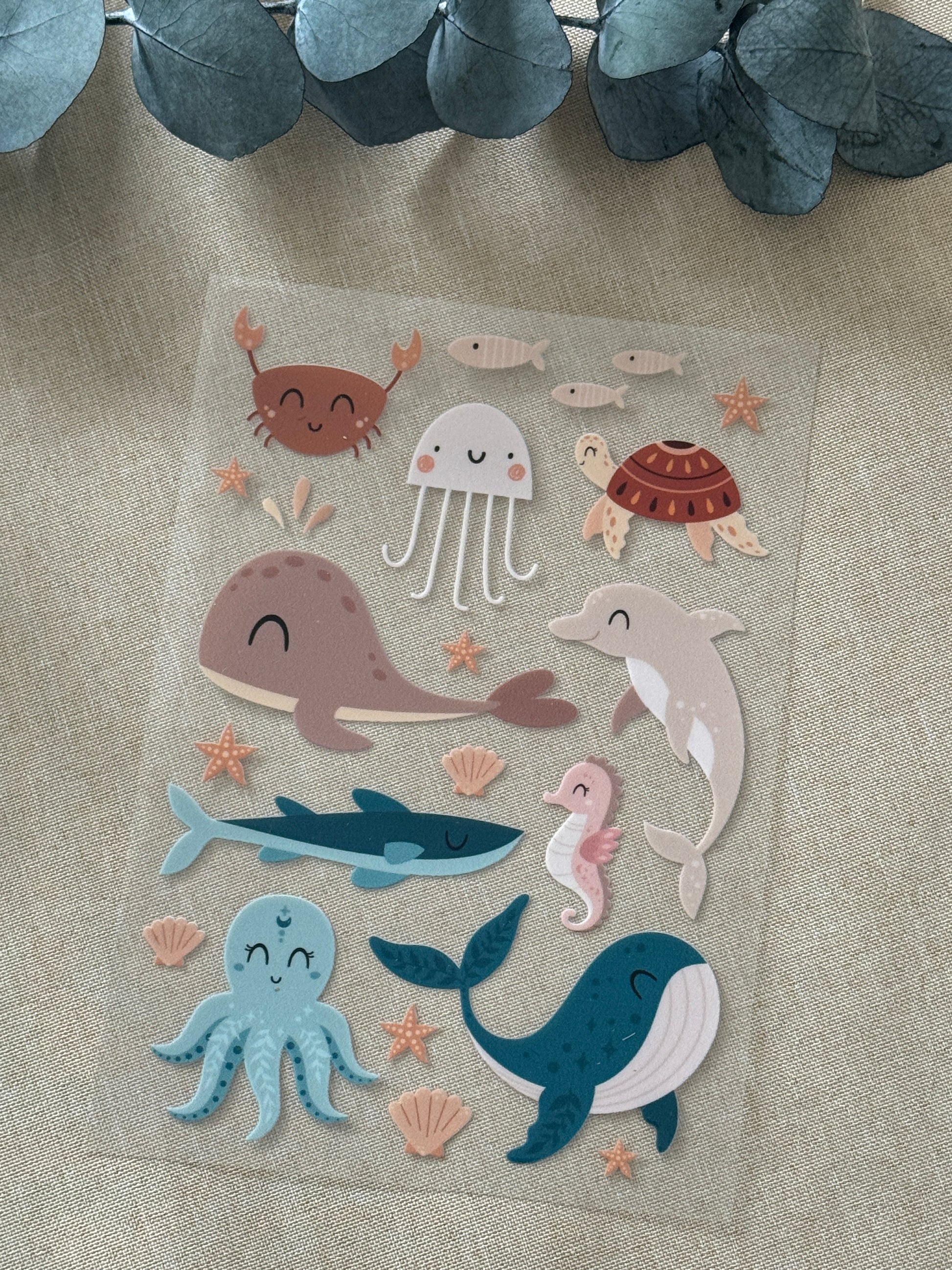 Rub On Aufkleber Meerestiere A5 Warum du unsere Rub-Ons lieben wirst:  ✔ Randloser Premium-Look   ✔ Besondere Haptik   ✔ Präzise Platzierung dank transparenter Trägerfolie  ✔ Wasser- und kratzfest // Hitze- und UV-beständig   ✔ Starke Haftung auf Glas, Keramik, Holz, Raysin u.v.m.  ✔ Langlebig und hochwertig verarbeitet  ✔ Auch gewerblich nutzbar – keine zusätzliche Lizenz nötig
