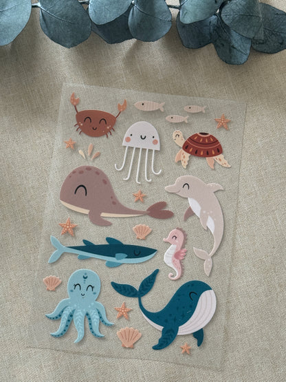 Rub On Aufkleber Meerestiere A5 Warum du unsere Rub-Ons lieben wirst:  ✔ Randloser Premium-Look   ✔ Besondere Haptik   ✔ Präzise Platzierung dank transparenter Trägerfolie  ✔ Wasser- und kratzfest // Hitze- und UV-beständig   ✔ Starke Haftung auf Glas, Keramik, Holz, Raysin u.v.m.  ✔ Langlebig und hochwertig verarbeitet  ✔ Auch gewerblich nutzbar – keine zusätzliche Lizenz nötig