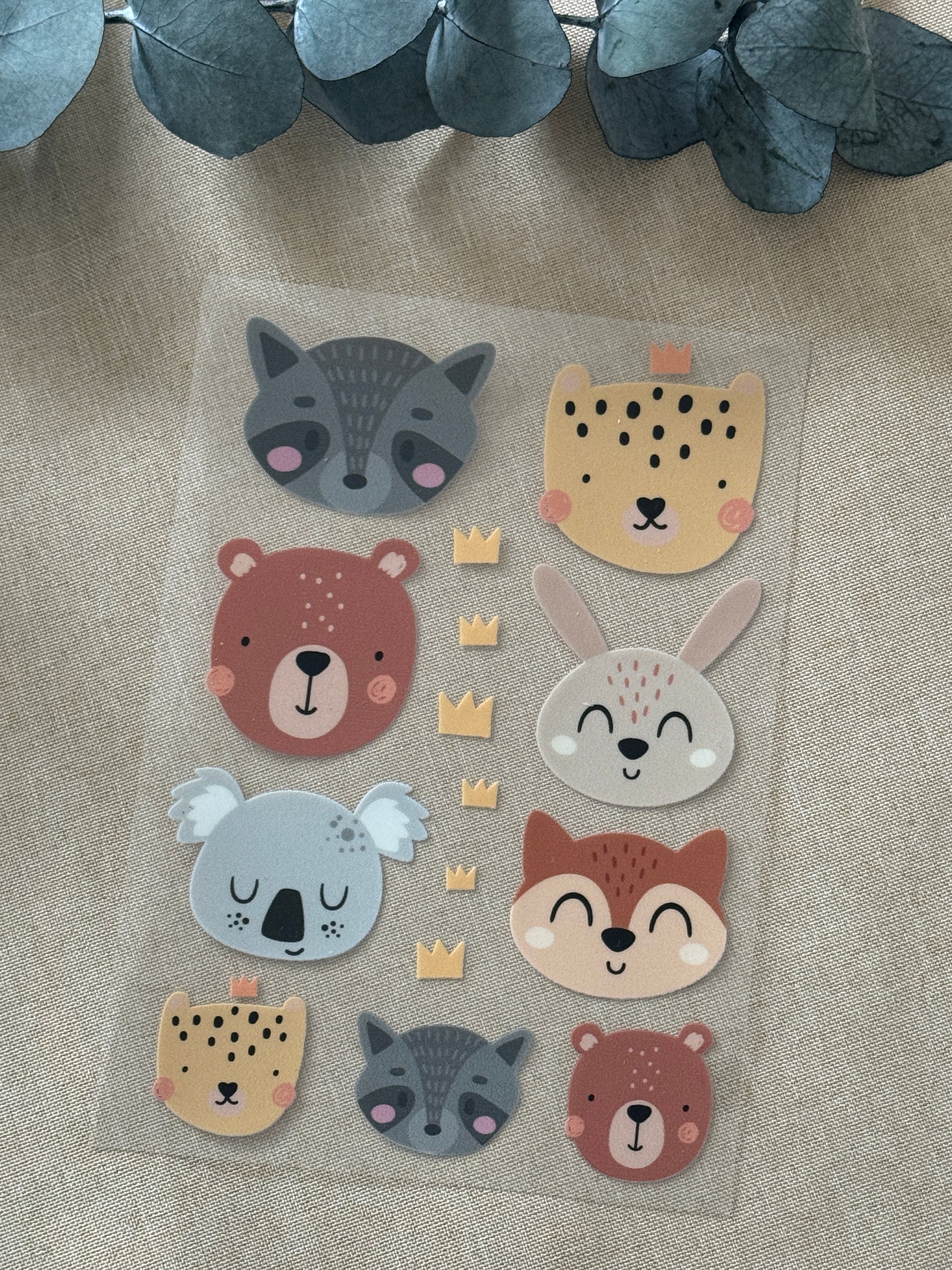 Rub On Aufkleber Tierköpfe A5 Warum du unsere Rub-Ons lieben wirst:  ✔ Randloser Premium-Look   ✔ Besondere Haptik   ✔ Präzise Platzierung dank transparenter Trägerfolie  ✔ Wasser- und kratzfest // Hitze- und UV-beständig   ✔ Starke Haftung auf Glas, Keramik, Holz, Raysin u.v.m.  ✔ Langlebig und hochwertig verarbeitet  ✔ Auch gewerblich nutzbar – keine zusätzliche Lizenz nötig