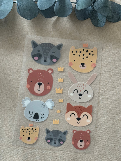 Rub On Aufkleber Tierköpfe A5 Warum du unsere Rub-Ons lieben wirst:  ✔ Randloser Premium-Look   ✔ Besondere Haptik   ✔ Präzise Platzierung dank transparenter Trägerfolie  ✔ Wasser- und kratzfest // Hitze- und UV-beständig   ✔ Starke Haftung auf Glas, Keramik, Holz, Raysin u.v.m.  ✔ Langlebig und hochwertig verarbeitet  ✔ Auch gewerblich nutzbar – keine zusätzliche Lizenz nötig