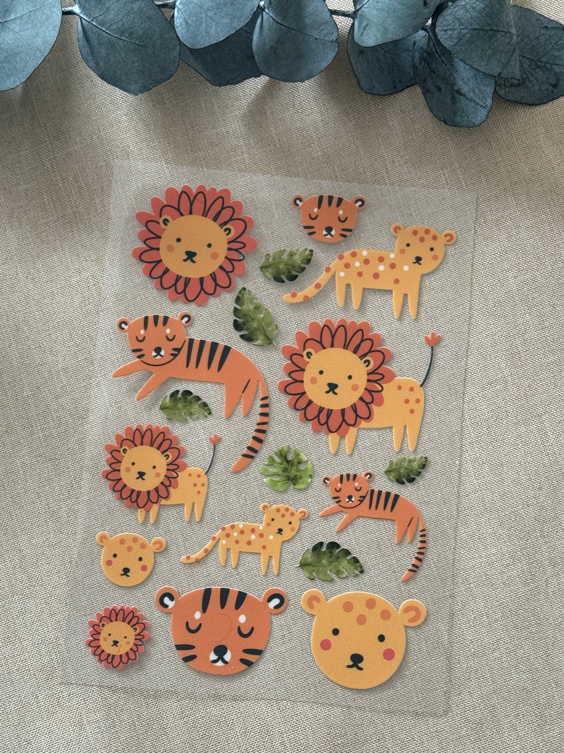 Rub On Aufkleber wild one A5 Warum du unsere Rub-Ons lieben wirst:  ✔ Randloser Premium-Look   ✔ Besondere Haptik   ✔ Präzise Platzierung dank transparenter Trägerfolie  ✔ Wasser- und kratzfest // Hitze- und UV-beständig   ✔ Starke Haftung auf Glas, Keramik, Holz, Raysin u.v.m.  ✔ Langlebig und hochwertig verarbeitet  ✔ Auch gewerblich nutzbar – keine zusätzliche Lizenz nötig