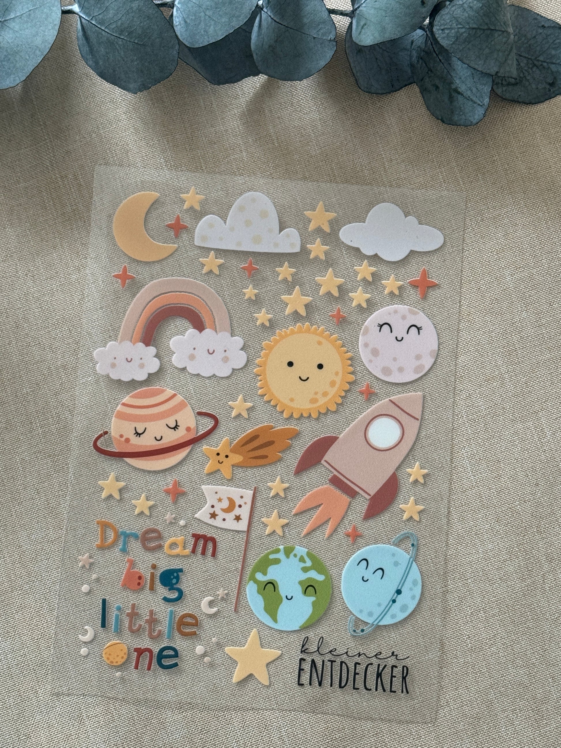 Rub On Aufkleber Weltraum A5 Warum du unsere Rub-Ons lieben wirst:  ✔ Randloser Premium-Look   ✔ Besondere Haptik   ✔ Präzise Platzierung dank transparenter Trägerfolie  ✔ Wasser- und kratzfest // Hitze- und UV-beständig   ✔ Starke Haftung auf Glas, Keramik, Holz, Raysin u.v.m.  ✔ Langlebig und hochwertig verarbeitet  ✔ Auch gewerblich nutzbar – keine zusätzliche Lizenz nötig