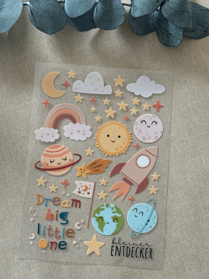 Rub On Aufkleber Weltraum A5 Warum du unsere Rub-Ons lieben wirst:  ✔ Randloser Premium-Look   ✔ Besondere Haptik   ✔ Präzise Platzierung dank transparenter Trägerfolie  ✔ Wasser- und kratzfest // Hitze- und UV-beständig   ✔ Starke Haftung auf Glas, Keramik, Holz, Raysin u.v.m.  ✔ Langlebig und hochwertig verarbeitet  ✔ Auch gewerblich nutzbar – keine zusätzliche Lizenz nötig