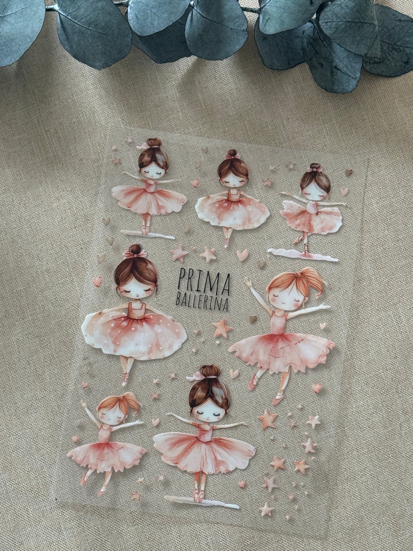 Rub On Aufkleber Ballerina A5 Rubons Warum du unsere Rub-Ons lieben wirst:  ✔ Randloser Premium-Look   ✔ Besondere Haptik   ✔ Präzise Platzierung dank transparenter Trägerfolie  ✔ Wasser- und kratzfest // Hitze- und UV-beständig   ✔ Starke Haftung auf Glas, Keramik, Holz, Raysin u.v.m.  ✔ Langlebig und hochwertig verarbeitet  ✔ Auch gewerblich nutzbar – keine zusätzliche Lizenz nötig