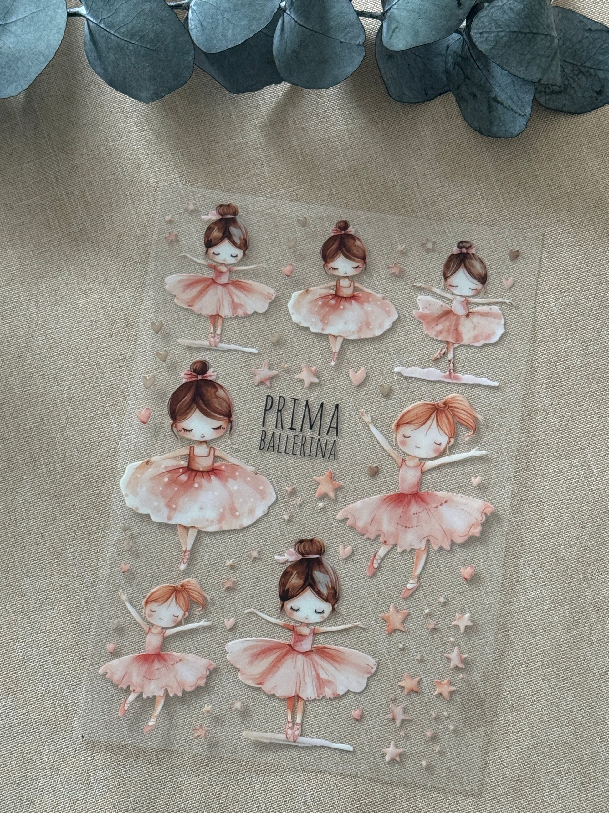 Rub On Aufkleber Ballerina A5 Rubons Warum du unsere Rub-Ons lieben wirst:  ✔ Randloser Premium-Look   ✔ Besondere Haptik   ✔ Präzise Platzierung dank transparenter Trägerfolie  ✔ Wasser- und kratzfest // Hitze- und UV-beständig   ✔ Starke Haftung auf Glas, Keramik, Holz, Raysin u.v.m.  ✔ Langlebig und hochwertig verarbeitet  ✔ Auch gewerblich nutzbar – keine zusätzliche Lizenz nötig