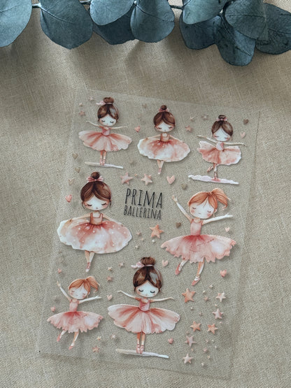 Rub On Aufkleber Ballerina A5 Rubons Warum du unsere Rub-Ons lieben wirst:  ✔ Randloser Premium-Look   ✔ Besondere Haptik   ✔ Präzise Platzierung dank transparenter Trägerfolie  ✔ Wasser- und kratzfest // Hitze- und UV-beständig   ✔ Starke Haftung auf Glas, Keramik, Holz, Raysin u.v.m.  ✔ Langlebig und hochwertig verarbeitet  ✔ Auch gewerblich nutzbar – keine zusätzliche Lizenz nötig