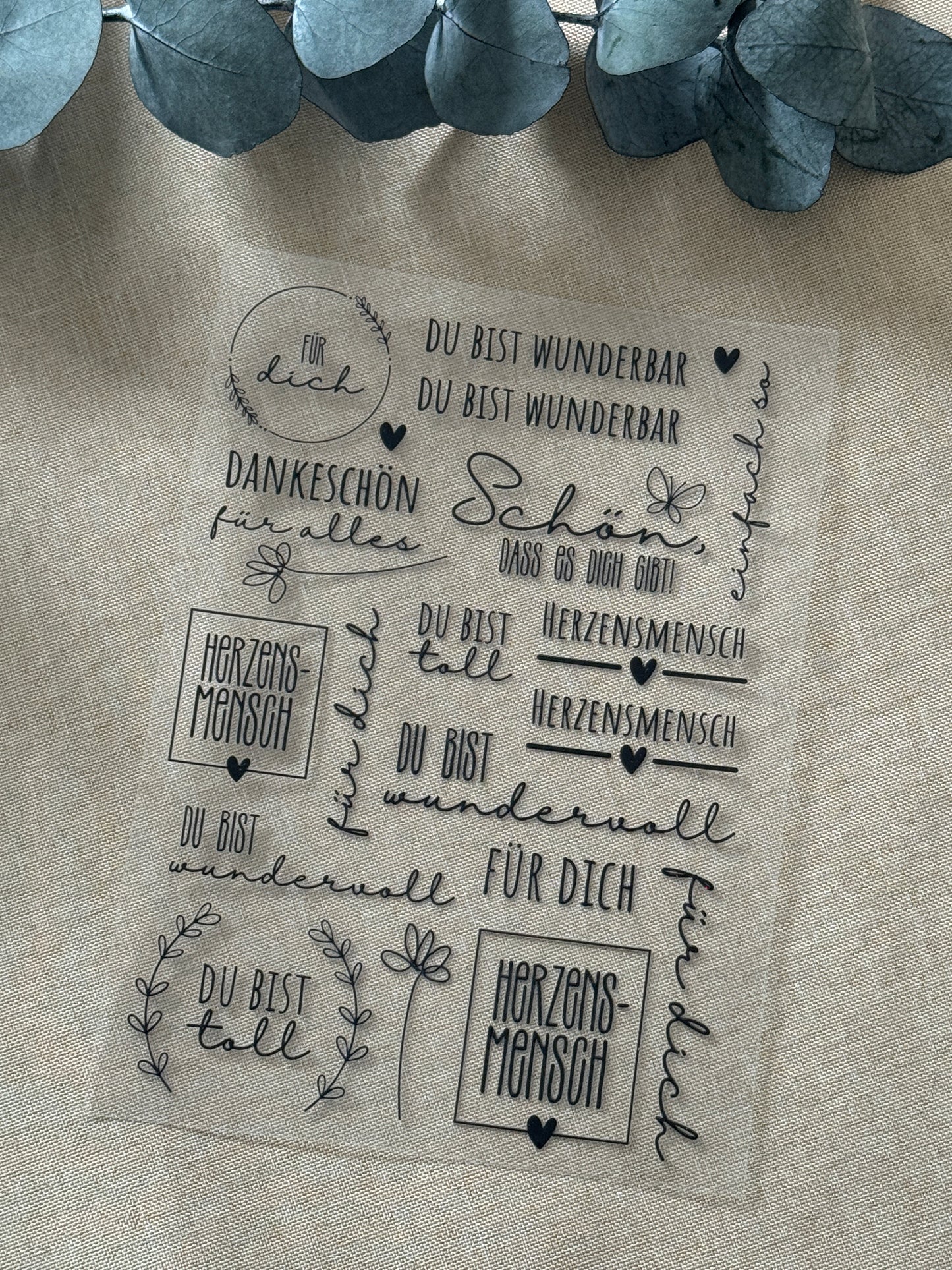 Rub On Aufkleber Herzensmensch A5 Warum du unsere Rub-Ons lieben wirst:  ✔ Randloser Premium-Look   ✔ Besondere Haptik   ✔ Präzise Platzierung dank transparenter Trägerfolie  ✔ Wasser- und kratzfest // Hitze- und UV-beständig   ✔ Starke Haftung auf Glas, Keramik, Holz, Raysin u.v.m.  ✔ Langlebig und hochwertig verarbeitet  ✔ Auch gewerblich nutzbar – keine zusätzliche Lizenz nötig