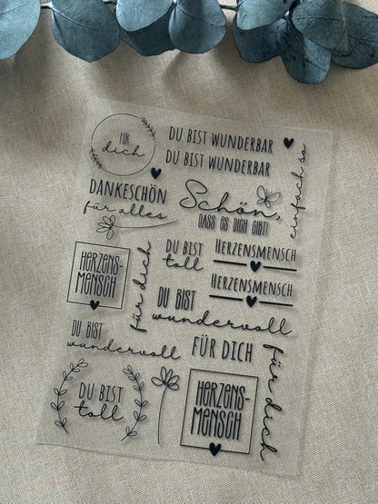 Rub On Aufkleber Herzensmensch A5 Warum du unsere Rub-Ons lieben wirst:  ✔ Randloser Premium-Look   ✔ Besondere Haptik   ✔ Präzise Platzierung dank transparenter Trägerfolie  ✔ Wasser- und kratzfest // Hitze- und UV-beständig   ✔ Starke Haftung auf Glas, Keramik, Holz, Raysin u.v.m.  ✔ Langlebig und hochwertig verarbeitet  ✔ Auch gewerblich nutzbar – keine zusätzliche Lizenz nötig