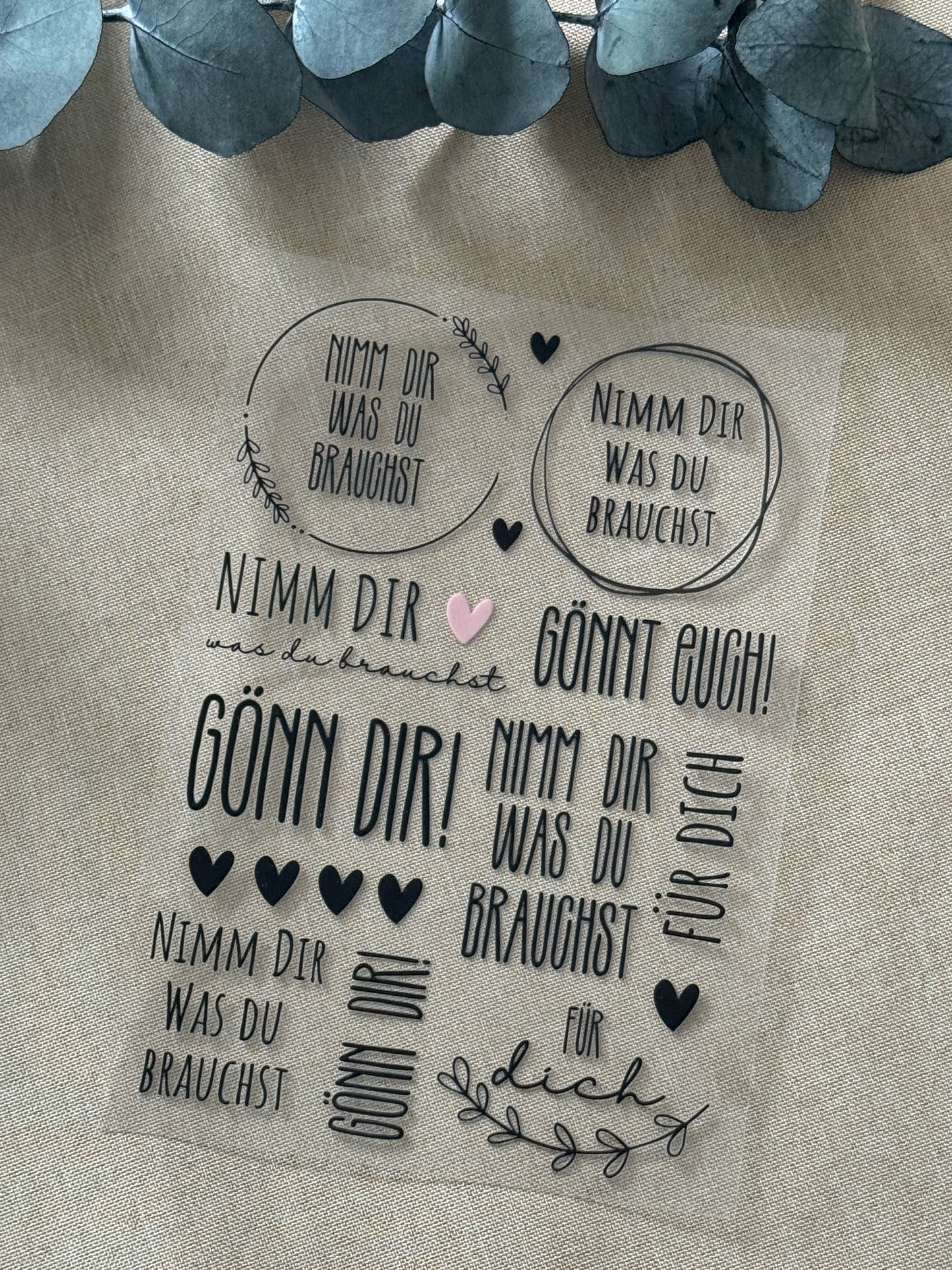 Rub On Aufkleber Gönn dir A5 DIY  Warum du unsere Rub-Ons lieben wirst:  ✔ Randloser Premium-Look   ✔ Besondere Haptik   ✔ Präzise Platzierung dank transparenter Trägerfolie  ✔ Wasser- und kratzfest // Hitze- und UV-beständig   ✔ Starke Haftung auf Glas, Keramik, Holz, Raysin u.v.m.  ✔ Langlebig und hochwertig verarbeitet  ✔ Auch gewerblich nutzbar – keine zusätzliche Lizenz nötig