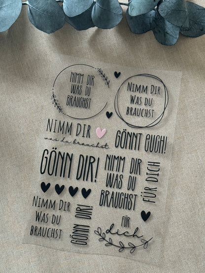 Rub On Aufkleber Gönn dir A5 DIY  Warum du unsere Rub-Ons lieben wirst:  ✔ Randloser Premium-Look   ✔ Besondere Haptik   ✔ Präzise Platzierung dank transparenter Trägerfolie  ✔ Wasser- und kratzfest // Hitze- und UV-beständig   ✔ Starke Haftung auf Glas, Keramik, Holz, Raysin u.v.m.  ✔ Langlebig und hochwertig verarbeitet  ✔ Auch gewerblich nutzbar – keine zusätzliche Lizenz nötig