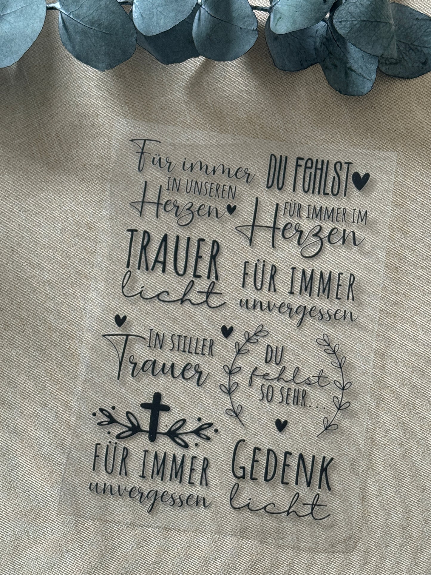 Rub On Aufkleber Trauer A5 Warum du unsere Rub-Ons lieben wirst:  ✔ Randloser Premium-Look   ✔ Besondere Haptik   ✔ Präzise Platzierung dank transparenter Trägerfolie  ✔ Wasser- und kratzfest // Hitze- und UV-beständig   ✔ Starke Haftung auf Glas, Keramik, Holz, Raysin u.v.m.  ✔ Langlebig und hochwertig verarbeitet  ✔ Auch gewerblich nutzbar – keine zusätzliche Lizenz nötig