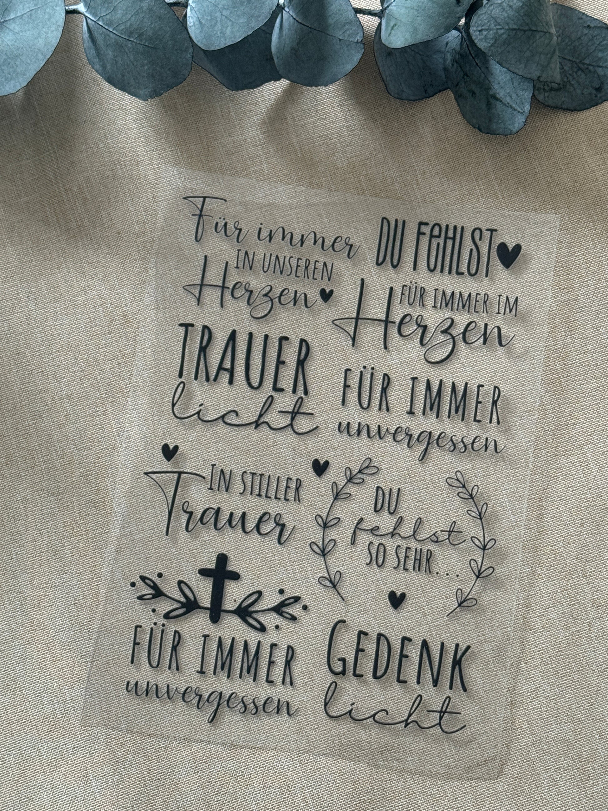 Rub On Aufkleber Trauer A5 Warum du unsere Rub-Ons lieben wirst:  ✔ Randloser Premium-Look   ✔ Besondere Haptik   ✔ Präzise Platzierung dank transparenter Trägerfolie  ✔ Wasser- und kratzfest // Hitze- und UV-beständig   ✔ Starke Haftung auf Glas, Keramik, Holz, Raysin u.v.m.  ✔ Langlebig und hochwertig verarbeitet  ✔ Auch gewerblich nutzbar – keine zusätzliche Lizenz nötig