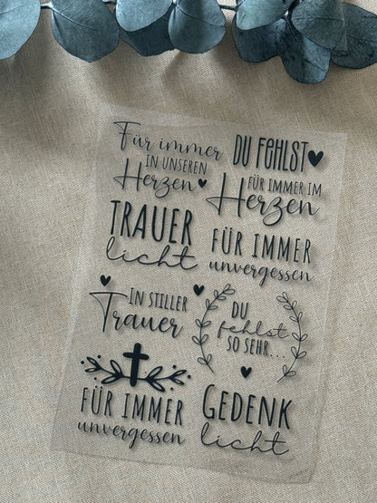 Rub On Aufkleber Trauer A5 Warum du unsere Rub-Ons lieben wirst:  ✔ Randloser Premium-Look   ✔ Besondere Haptik   ✔ Präzise Platzierung dank transparenter Trägerfolie  ✔ Wasser- und kratzfest // Hitze- und UV-beständig   ✔ Starke Haftung auf Glas, Keramik, Holz, Raysin u.v.m.  ✔ Langlebig und hochwertig verarbeitet  ✔ Auch gewerblich nutzbar – keine zusätzliche Lizenz nötig