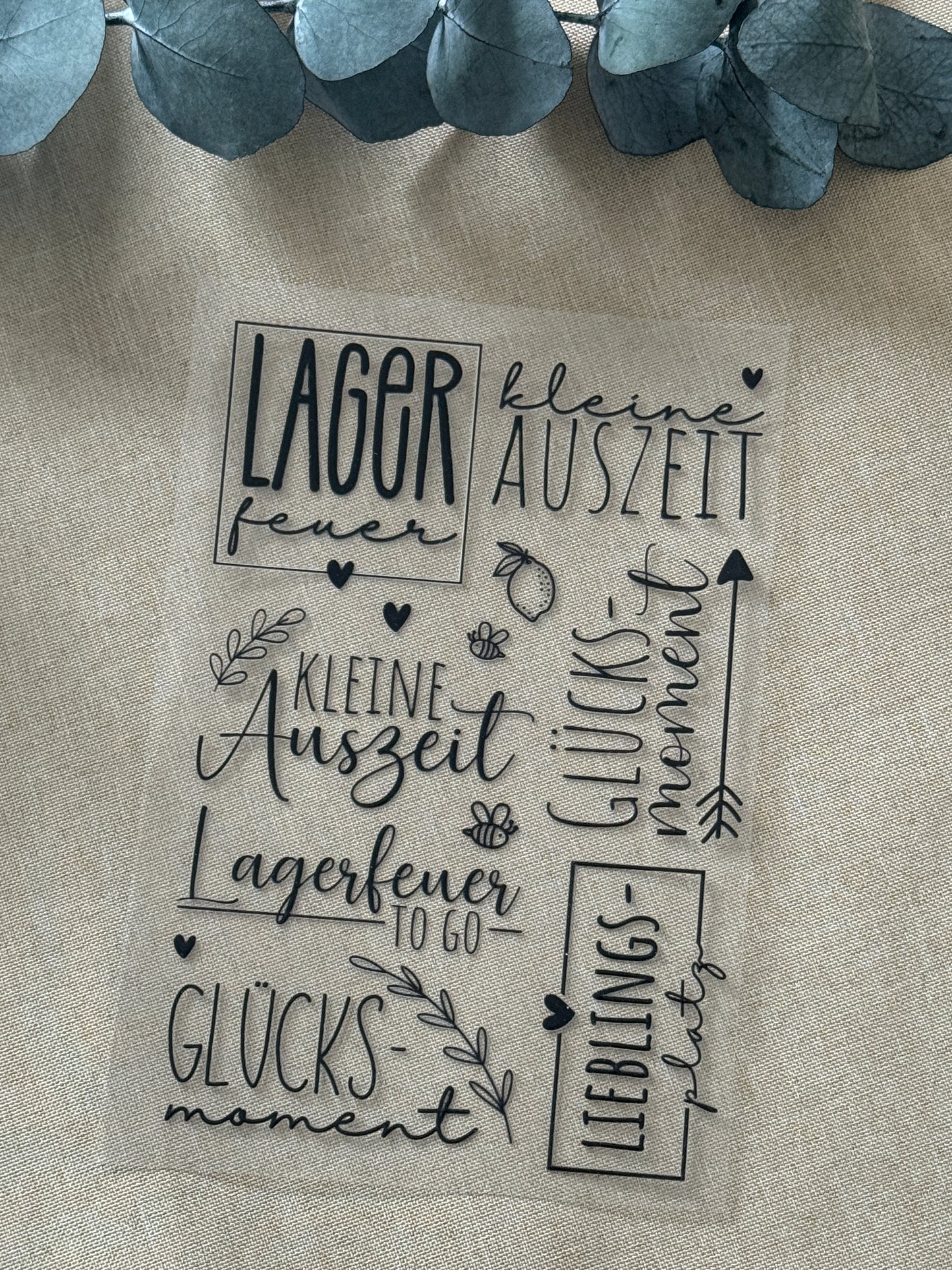 Rub On Aufkleber Lagerfeuer Glücksmoment Sprüche Kerzen Fackeln A5 Warum du unsere Rub-Ons lieben wirst:  ✔ Randloser Premium-Look   ✔ Besondere Haptik   ✔ Präzise Platzierung dank transparenter Trägerfolie  ✔ Wasser- und kratzfest // Hitze- und UV-beständig   ✔ Starke Haftung auf Glas, Keramik, Holz, Raysin u.v.m.  ✔ Langlebig und hochwertig verarbeitet  ✔ Auch gewerblich nutzbar – keine zusätzliche Lizenz nötig