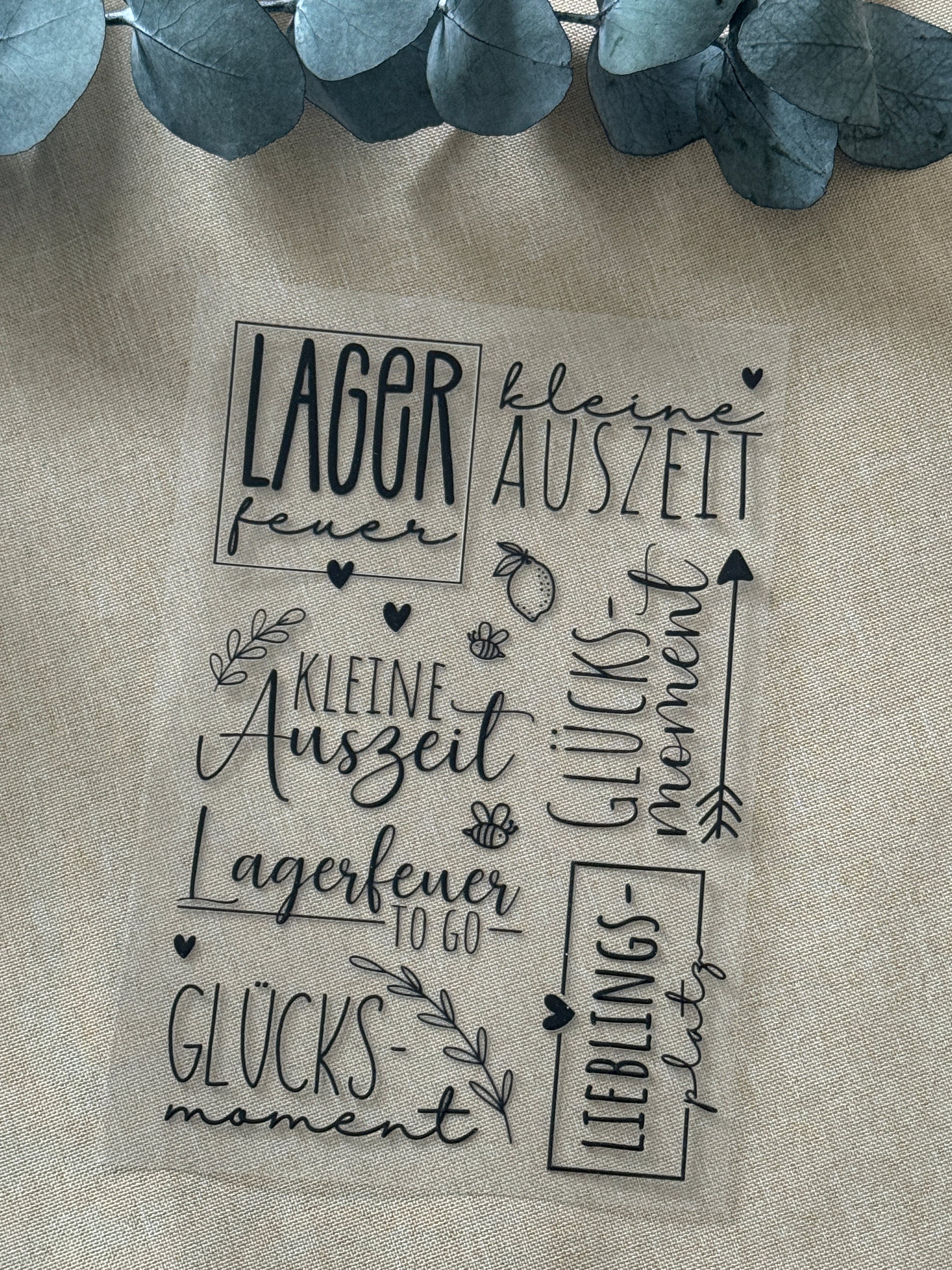 Rub On Aufkleber Lagerfeuer Glücksmoment Sprüche Kerzen Fackeln A5 Warum du unsere Rub-Ons lieben wirst:  ✔ Randloser Premium-Look   ✔ Besondere Haptik   ✔ Präzise Platzierung dank transparenter Trägerfolie  ✔ Wasser- und kratzfest // Hitze- und UV-beständig   ✔ Starke Haftung auf Glas, Keramik, Holz, Raysin u.v.m.  ✔ Langlebig und hochwertig verarbeitet  ✔ Auch gewerblich nutzbar – keine zusätzliche Lizenz nötig