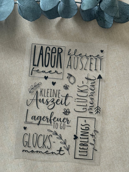 Rub On Aufkleber Lagerfeuer Glücksmoment Sprüche Kerzen Fackeln A5 Warum du unsere Rub-Ons lieben wirst:  ✔ Randloser Premium-Look   ✔ Besondere Haptik   ✔ Präzise Platzierung dank transparenter Trägerfolie  ✔ Wasser- und kratzfest // Hitze- und UV-beständig   ✔ Starke Haftung auf Glas, Keramik, Holz, Raysin u.v.m.  ✔ Langlebig und hochwertig verarbeitet  ✔ Auch gewerblich nutzbar – keine zusätzliche Lizenz nötig