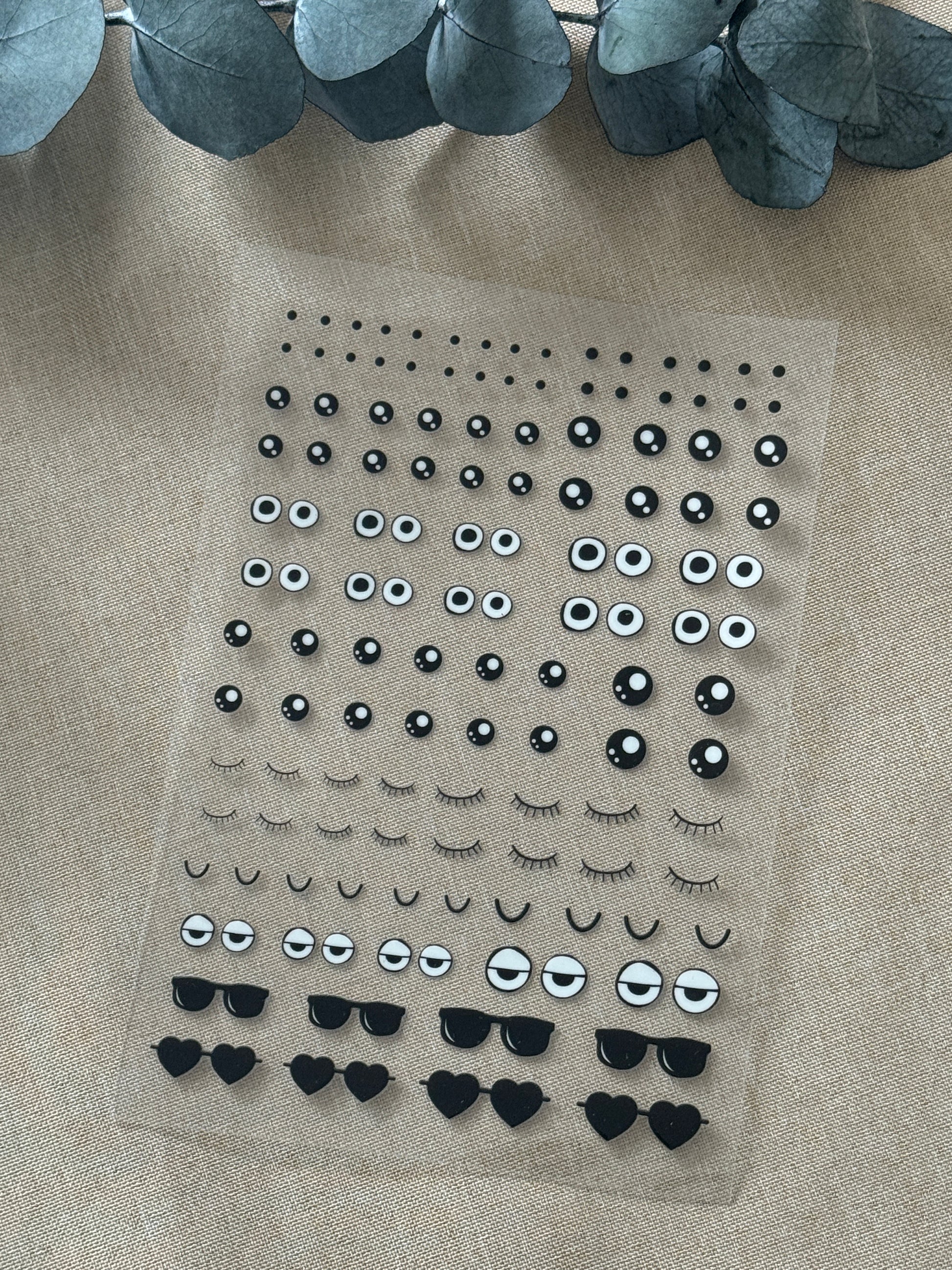 Rub On Aufkleber Augen A5 DIY Bastelaufkleber Warum du unsere Rub-Ons lieben wirst:  ✔ Randloser Premium-Look   ✔ Besondere Haptik   ✔ Präzise Platzierung dank transparenter Trägerfolie  ✔ Wasser- und kratzfest // Hitze- und UV-beständig   ✔ Starke Haftung auf Glas, Keramik, Holz, Raysin u.v.m.  ✔ Langlebig und hochwertig verarbeitet  ✔ Auch gewerblich nutzbar – keine zusätzliche Lizenz nötig