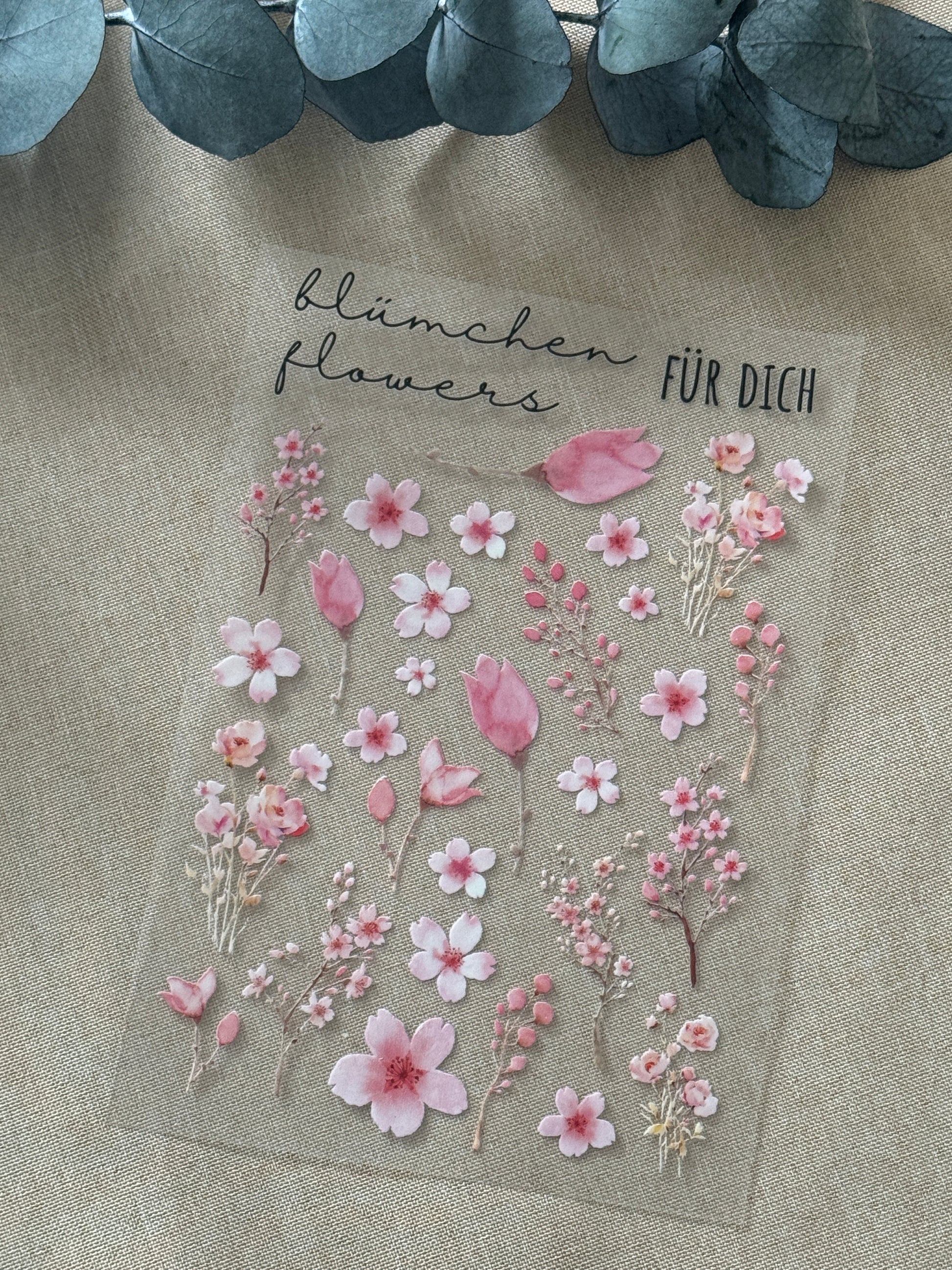 Rub On Aufkleber rosa Blümchen A5 Warum du unsere Rub-Ons lieben wirst:  ✔ Randloser Premium-Look   ✔ Besondere Haptik   ✔ Präzise Platzierung dank transparenter Trägerfolie  ✔ Wasser- und kratzfest // Hitze- und UV-beständig   ✔ Starke Haftung auf Glas, Keramik, Holz, Raysin u.v.m.  ✔ Langlebig und hochwertig verarbeitet  ✔ Auch gewerblich nutzbar – keine zusätzliche Lizenz nötig