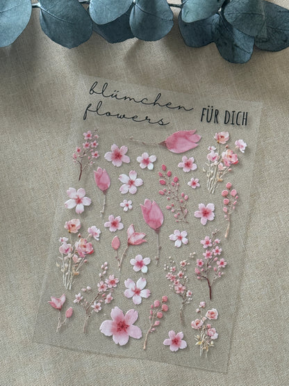 Rub On Aufkleber rosa Blümchen A5 Warum du unsere Rub-Ons lieben wirst:  ✔ Randloser Premium-Look   ✔ Besondere Haptik   ✔ Präzise Platzierung dank transparenter Trägerfolie  ✔ Wasser- und kratzfest // Hitze- und UV-beständig   ✔ Starke Haftung auf Glas, Keramik, Holz, Raysin u.v.m.  ✔ Langlebig und hochwertig verarbeitet  ✔ Auch gewerblich nutzbar – keine zusätzliche Lizenz nötig