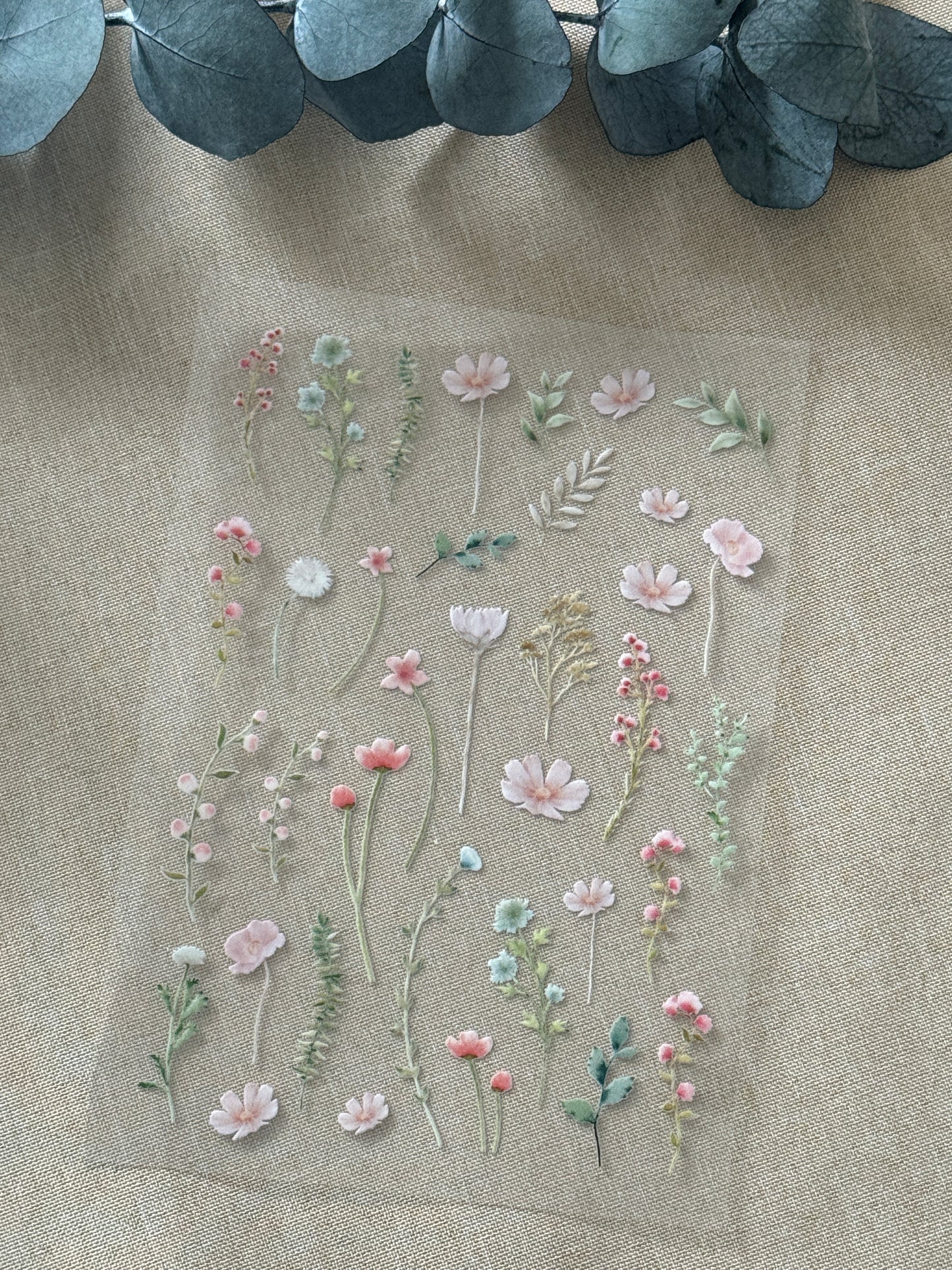 Rub On Aufkleber Wildblumen A5 Warum du unsere Rub-Ons lieben wirst:  ✔ Randloser Premium-Look   ✔ Besondere Haptik   ✔ Präzise Platzierung dank transparenter Trägerfolie  ✔ Wasser- und kratzfest // Hitze- und UV-beständig   ✔ Starke Haftung auf Glas, Keramik, Holz, Raysin u.v.m.  ✔ Langlebig und hochwertig verarbeitet  ✔ Auch gewerblich nutzbar – keine zusätzliche Lizenz nötig