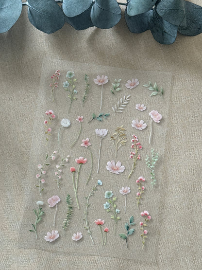 Rub On Aufkleber Wildblumen A5 Warum du unsere Rub-Ons lieben wirst:  ✔ Randloser Premium-Look   ✔ Besondere Haptik   ✔ Präzise Platzierung dank transparenter Trägerfolie  ✔ Wasser- und kratzfest // Hitze- und UV-beständig   ✔ Starke Haftung auf Glas, Keramik, Holz, Raysin u.v.m.  ✔ Langlebig und hochwertig verarbeitet  ✔ Auch gewerblich nutzbar – keine zusätzliche Lizenz nötig