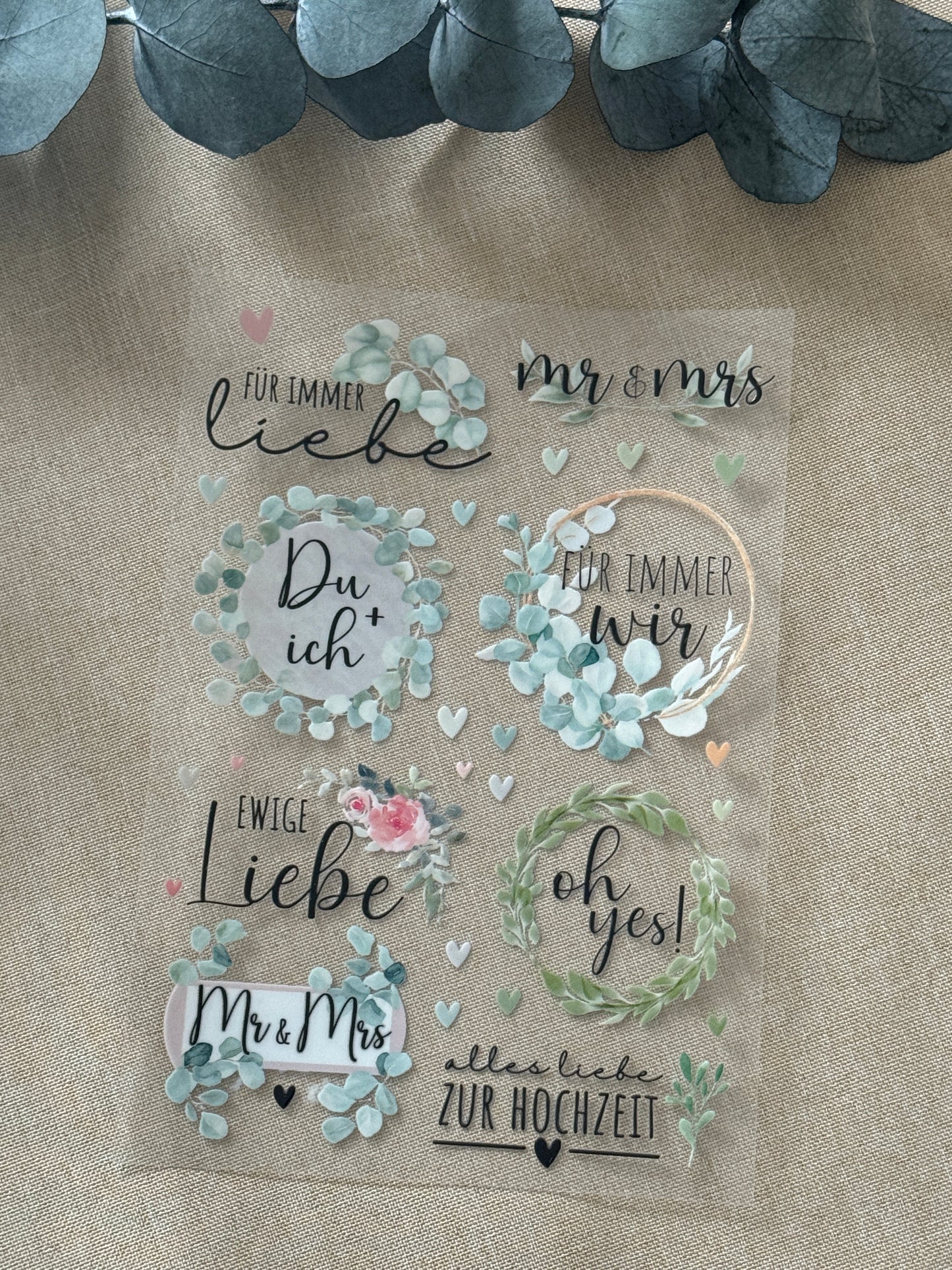 Rub On Aufkleber Hochzeit A5 Warum du unsere Rub-Ons lieben wirst:  ✔ Randloser Premium-Look   ✔ Besondere Haptik   ✔ Präzise Platzierung dank transparenter Trägerfolie  ✔ Wasser- und kratzfest // Hitze- und UV-beständig   ✔ Starke Haftung auf Glas, Keramik, Holz, Raysin u.v.m.  ✔ Langlebig und hochwertig verarbeitet  ✔ Auch gewerblich nutzbar – keine zusätzliche Lizenz nötig