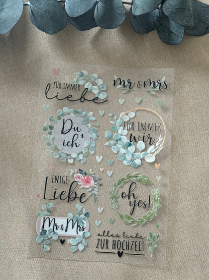 Rub On Aufkleber Hochzeit A5 Warum du unsere Rub-Ons lieben wirst:  ✔ Randloser Premium-Look   ✔ Besondere Haptik   ✔ Präzise Platzierung dank transparenter Trägerfolie  ✔ Wasser- und kratzfest // Hitze- und UV-beständig   ✔ Starke Haftung auf Glas, Keramik, Holz, Raysin u.v.m.  ✔ Langlebig und hochwertig verarbeitet  ✔ Auch gewerblich nutzbar – keine zusätzliche Lizenz nötig