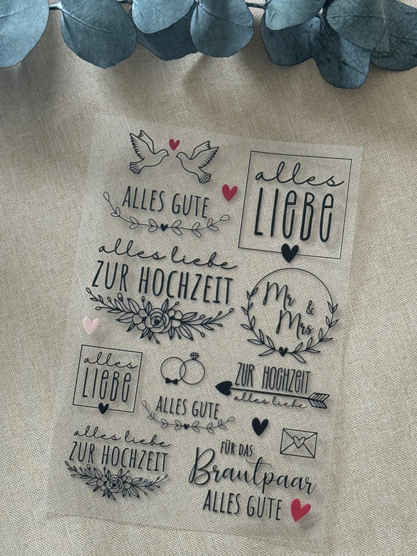 Rub On Aufkleber Hochzeit 2 A5 Warum du unsere Rub-Ons lieben wirst:  ✔ Randloser Premium-Look   ✔ Besondere Haptik   ✔ Präzise Platzierung dank transparenter Trägerfolie  ✔ Wasser- und kratzfest // Hitze- und UV-beständig   ✔ Starke Haftung auf Glas, Keramik, Holz, Raysin u.v.m.  ✔ Langlebig und hochwertig verarbeitet  ✔ Auch gewerblich nutzbar – keine zusätzliche Lizenz nötig
