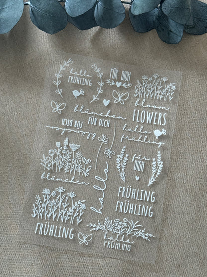 Rub On Aufkleber Frühling weiß A5 Warum du unsere Rub-Ons lieben wirst:  ✔ Randloser Premium-Look   ✔ Besondere Haptik   ✔ Präzise Platzierung dank transparenter Trägerfolie  ✔ Wasser- und kratzfest // Hitze- und UV-beständig   ✔ Starke Haftung auf Glas, Keramik, Holz, Raysin u.v.m.  ✔ Langlebig und hochwertig verarbeitet  ✔ Auch gewerblich nutzbar – keine zusätzliche Lizenz nötig