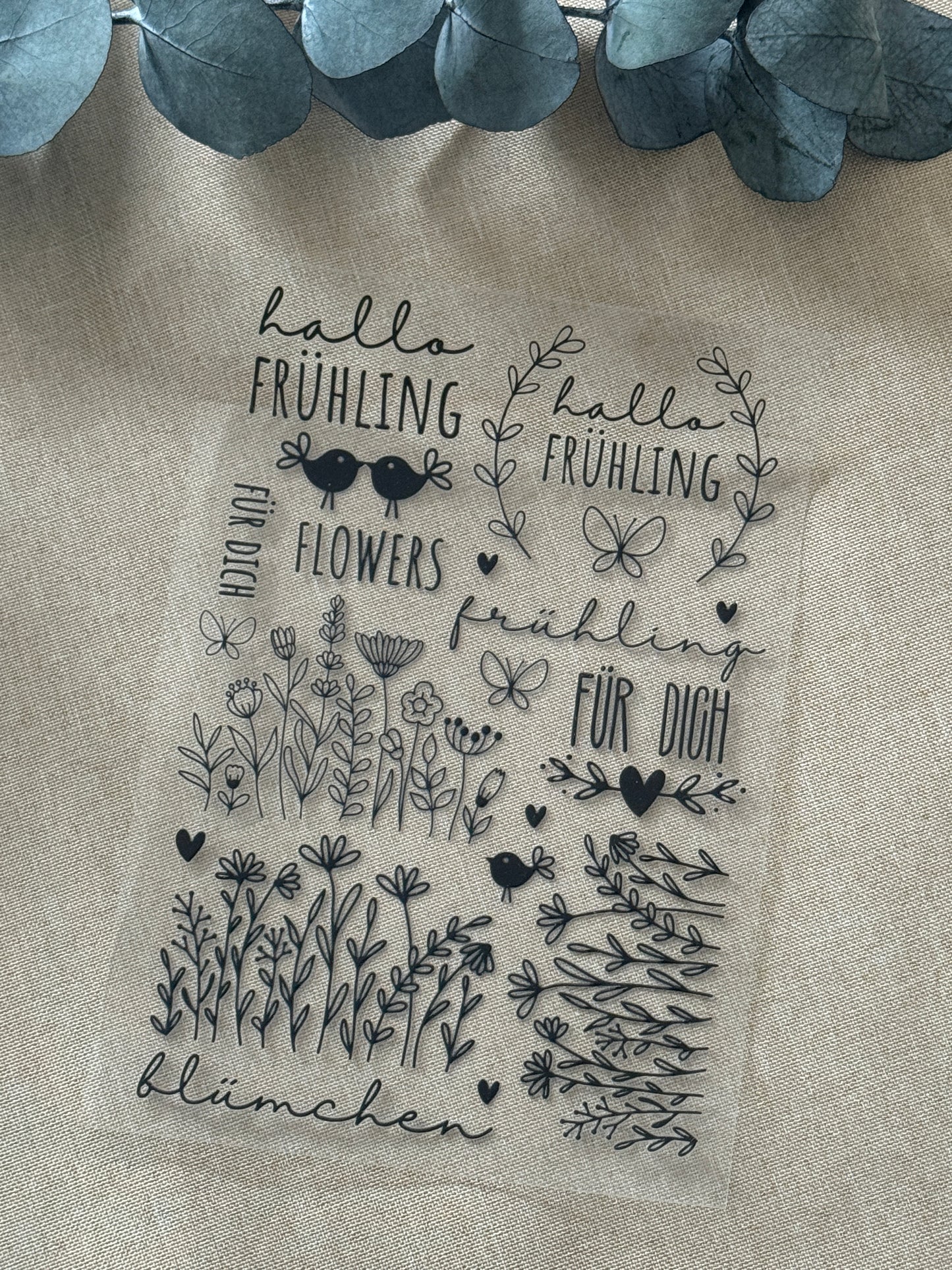 Rub On Aufkleber Frühling XL A5 Warum du unsere Rub-Ons lieben wirst:  ✔ Randloser Premium-Look   ✔ Besondere Haptik   ✔ Präzise Platzierung dank transparenter Trägerfolie  ✔ Wasser- und kratzfest // Hitze- und UV-beständig   ✔ Starke Haftung auf Glas, Keramik, Holz, Raysin u.v.m.  ✔ Langlebig und hochwertig verarbeitet  ✔ Auch gewerblich nutzbar – keine zusätzliche Lizenz nötig